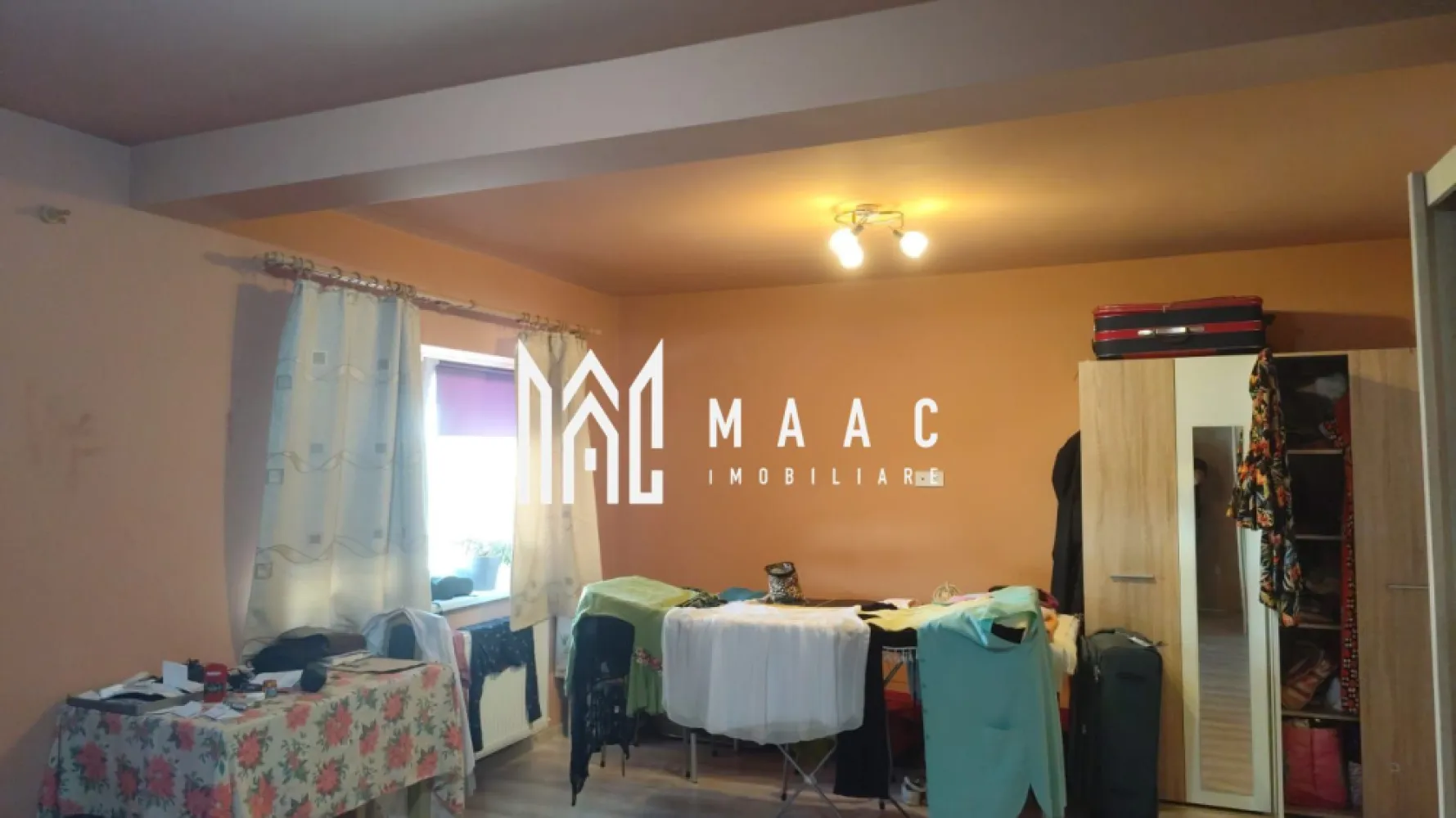 Apartament 2 Camere I Decomandat I Parter I Arhitectilor - Oferim spre vânzare apartament decomandat cu 2 camere, situat la parter, într-un imobil bine întreținut din zona Arhitecților.

Caracteristici:
Suprafață utilă: 46 mp
Compartimentare: living, dormitor, bucătărie separată, baie, hol
Parter, cu acces facil
Loc de parcare inclus
Boxă pentru depozitare
Complet mobilat și utilat
Disponibil imediat

Avantaje:
Zonă liniștită, cu acces rapid la oraș
Aproape de magazine, stații de transport și școli
Apartament pregătit pentru mutare imediată, fără investiții suplimentare