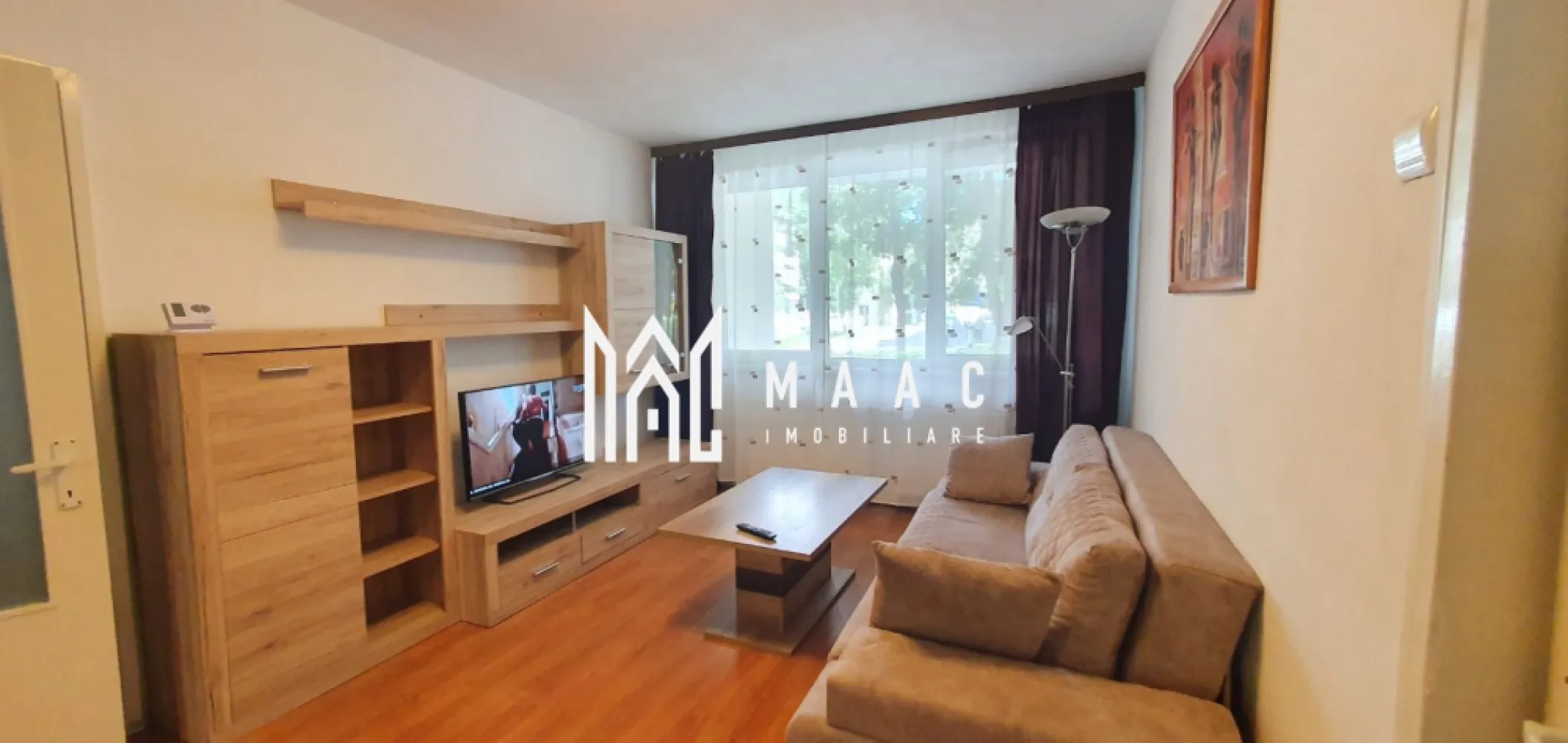 Apartament 2 Camere | Parter | Hipodrom - MAAC Imobiliare va propune spre vanzare un apartament cu 2 camere in Hipodrom 3, la parterul inalt al unui imobil cu 10 etaje. Locuinta are o suprafata de 54 mpu si este compartimentata astfel: living, bucatarie, dormitor, baie cu geam si cada. Apartamentul se vinde complet mobilat, atat mobila din dormitor cat si cea din living este noua, bucataria este dotata cu plita pe gaz, cuptor electric Electrolux, masina de spalat rufe Bosch, combina frigorifica Bosch. hota. Pentru mai multe detalii precizati telefonic ca ati vazut anuntul cu ID: CP1966639