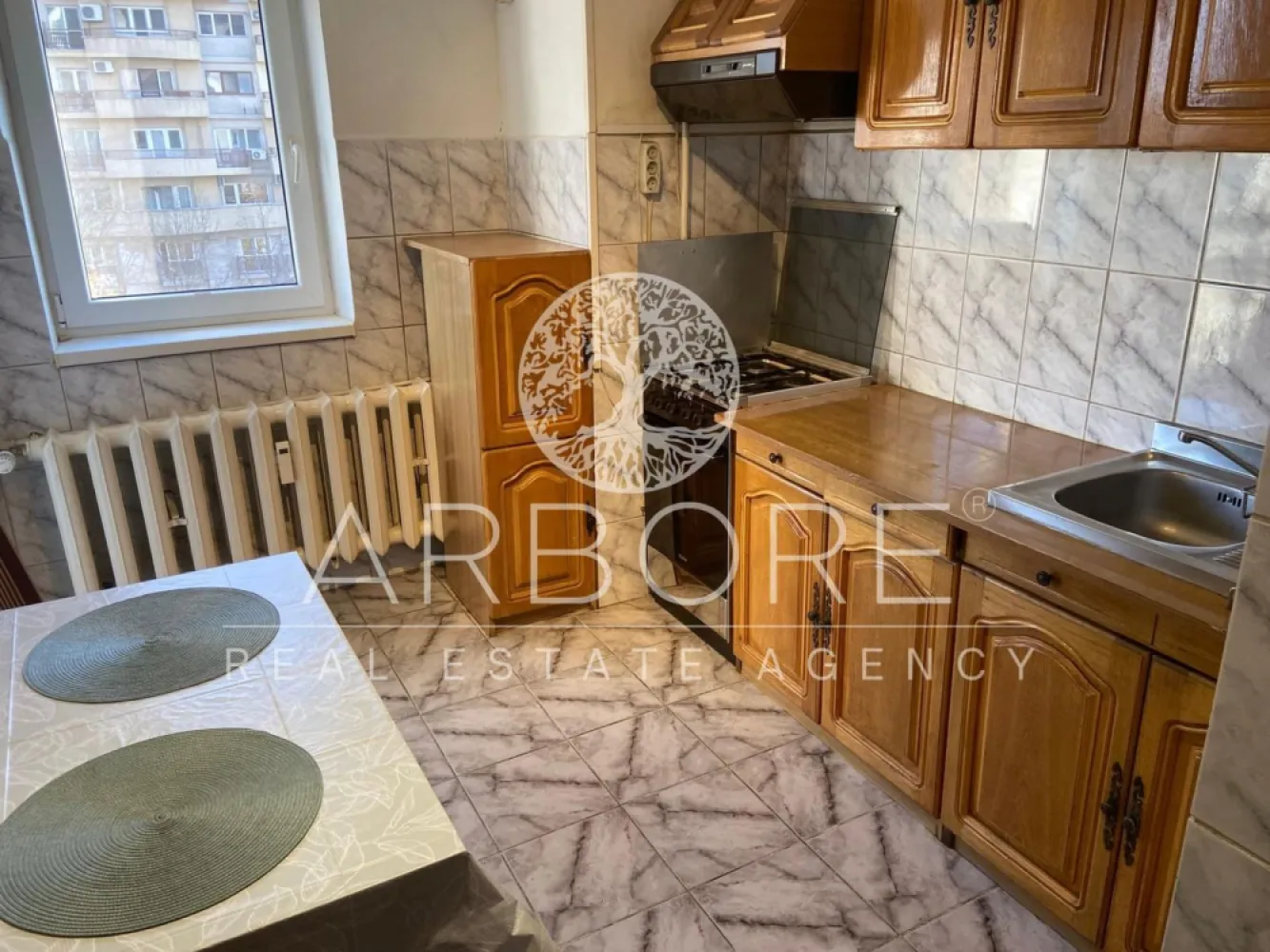 Închiriere apartament 3 camere, decomandat, zona Traian-Unirii - Apartament cu 3 camere decomandat, situat la etajul 3 din 8, într-un imobil bine întreținut, amplasat în zona Unirii. Proprietatea beneficiază de o compartimentare eficientă, cu camere spațioase și bine luminate natural. Apartamentul dispune de living generos, două dormitoare, bucătărie separată, baie și spații de depozitare, oferind confort și funcționalitate pentru o familie sau pentru investiție. Poziționarea excelentă asigură acces rapid către mijloace de transport în comun, centre comerciale, restaurante, școli și alte puncte de interes din zonă. 
Zona Unirii este una dintre cele mai căutate din oraș, oferind un stil de viață urban, dinamic și bine conectat.