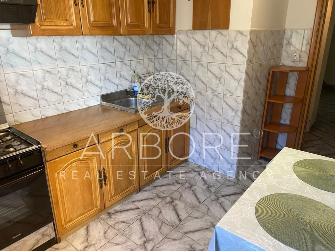 Închiriere apartament 3 camere, decomandat, zona Traian-Unirii - Apartament cu 3 camere decomandat, situat la etajul 3 din 8, într-un imobil bine întreținut, amplasat în zona Unirii. Proprietatea beneficiază de o compartimentare eficientă, cu camere spațioase și bine luminate natural. Apartamentul dispune de living generos, două dormitoare, bucătărie separată, baie și spații de depozitare, oferind confort și funcționalitate pentru o familie sau pentru investiție. Poziționarea excelentă asigură acces rapid către mijloace de transport în comun, centre comerciale, restaurante, școli și alte puncte de interes din zonă. 
Zona Unirii este una dintre cele mai căutate din oraș, oferind un stil de viață urban, dinamic și bine conectat.