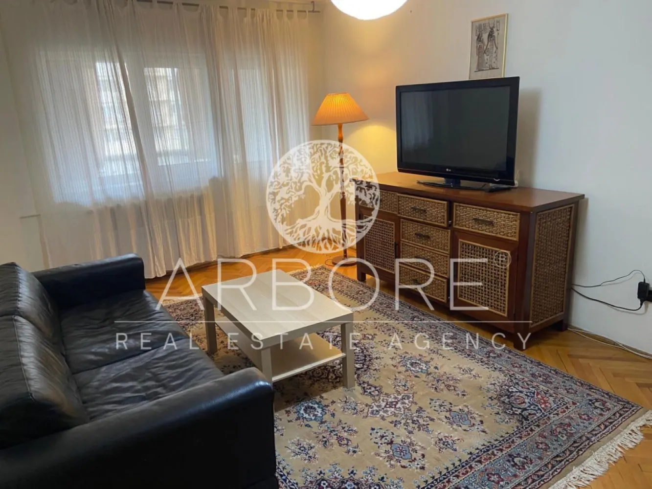 Închiriere apartament 3 camere, decomandat, zona Traian-Unirii - Apartament cu 3 camere decomandat, situat la etajul 3 din 8, într-un imobil bine întreținut, amplasat în zona Unirii. Proprietatea beneficiază de o compartimentare eficientă, cu camere spațioase și bine luminate natural. Apartamentul dispune de living generos, două dormitoare, bucătărie separată, baie și spații de depozitare, oferind confort și funcționalitate pentru o familie sau pentru investiție. Poziționarea excelentă asigură acces rapid către mijloace de transport în comun, centre comerciale, restaurante, școli și alte puncte de interes din zonă. 
Zona Unirii este una dintre cele mai căutate din oraș, oferind un stil de viață urban, dinamic și bine conectat.