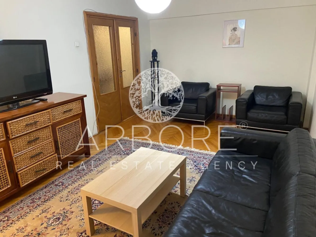 Închiriere apartament 3 camere, decomandat, zona Traian-Unirii - Apartament cu 3 camere decomandat, situat la etajul 3 din 8, într-un imobil bine întreținut, amplasat în zona Unirii. Proprietatea beneficiază de o compartimentare eficientă, cu camere spațioase și bine luminate natural. Apartamentul dispune de living generos, două dormitoare, bucătărie separată, baie și spații de depozitare, oferind confort și funcționalitate pentru o familie sau pentru investiție. Poziționarea excelentă asigură acces rapid către mijloace de transport în comun, centre comerciale, restaurante, școli și alte puncte de interes din zonă. 
Zona Unirii este una dintre cele mai căutate din oraș, oferind un stil de viață urban, dinamic și bine conectat.