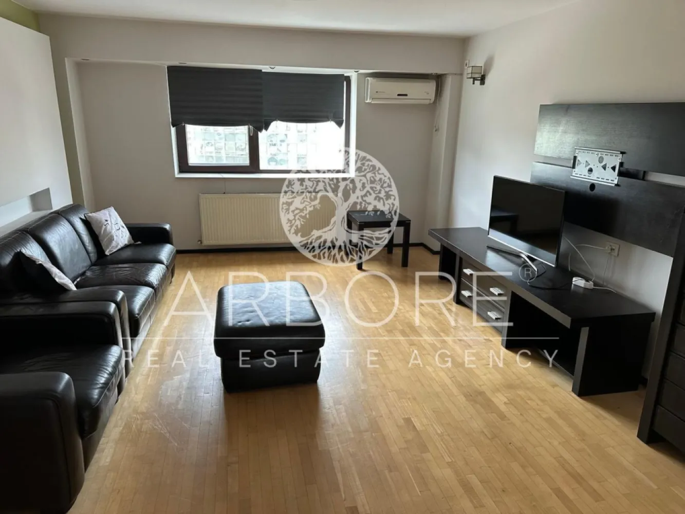 Inchiriere 3 camere, Unirii, Pasajul Marasesti - Inchiriere apartament de 3 camere decomandat, spatios, in zona pasajului Marasesti, Sectorul 3.
Apartamentul este situat la etajul 8, este complet mobilat si utilat.Nu se accepta animale de companie, se inchiriaza doar pe baza de contract, o luna chirie + o luna garantie.
Disponibil imediat . Seinchiriaza complet mobilat si utilat.
Va stam la dispozitie pentru informatii suplimentare sau pentru programarea unei vizionari.
Comisionul agentiei este de 50% din prima prima luna, iar perioada minima a inchirierii este de 12 luni.

Cu deosebita consideratie, 
Arbore Real Estate