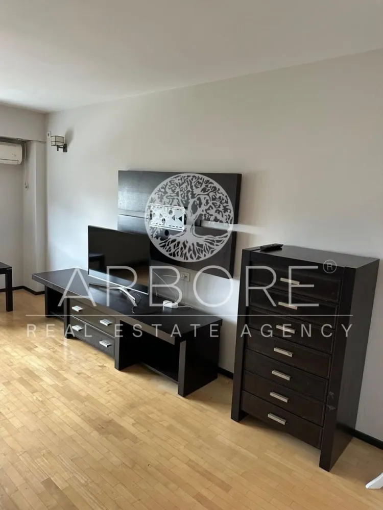Inchiriere 3 camere, Unirii, Pasajul Marasesti - Inchiriere apartament de 3 camere decomandat, spatios, in zona pasajului Marasesti, Sectorul 3.
Apartamentul este situat la etajul 8, este complet mobilat si utilat.Nu se accepta animale de companie, se inchiriaza doar pe baza de contract, o luna chirie + o luna garantie.
Disponibil imediat . Seinchiriaza complet mobilat si utilat.
Va stam la dispozitie pentru informatii suplimentare sau pentru programarea unei vizionari.
Comisionul agentiei este de 50% din prima prima luna, iar perioada minima a inchirierii este de 12 luni.

Cu deosebita consideratie, 
Arbore Real Estate