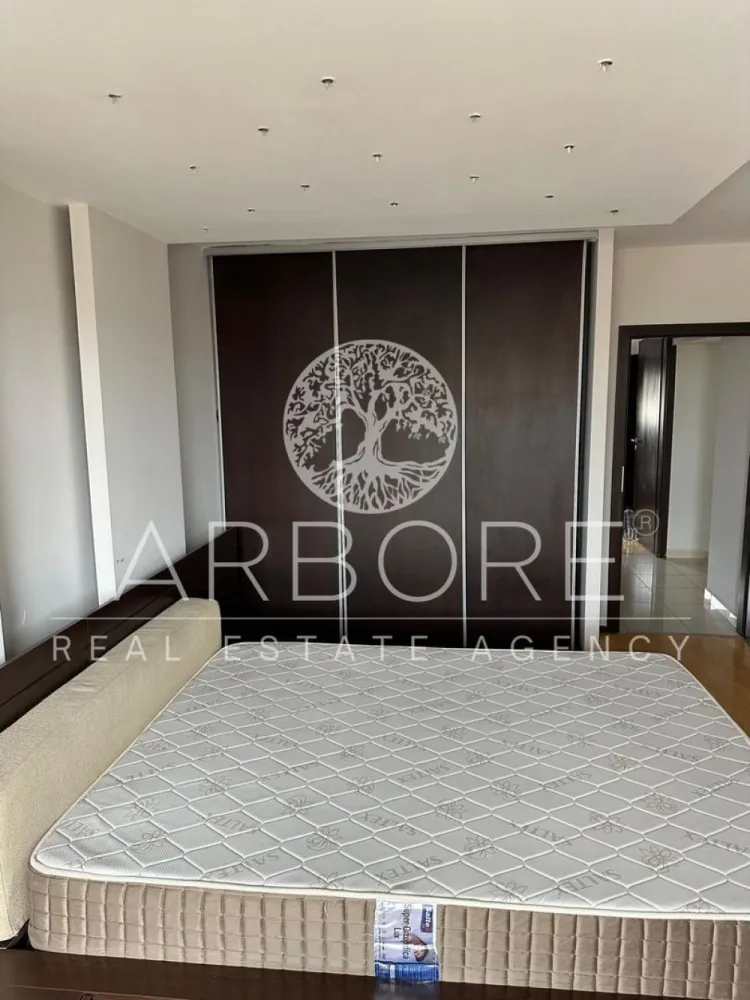 Inchiriere 3 camere, Unirii, Pasajul Marasesti - Inchiriere apartament de 3 camere decomandat, spatios, in zona pasajului Marasesti, Sectorul 3.
Apartamentul este situat la etajul 8, este complet mobilat si utilat.Nu se accepta animale de companie, se inchiriaza doar pe baza de contract, o luna chirie + o luna garantie.
Disponibil imediat . Seinchiriaza complet mobilat si utilat.
Va stam la dispozitie pentru informatii suplimentare sau pentru programarea unei vizionari.
Comisionul agentiei este de 50% din prima prima luna, iar perioada minima a inchirierii este de 12 luni.

Cu deosebita consideratie, 
Arbore Real Estate