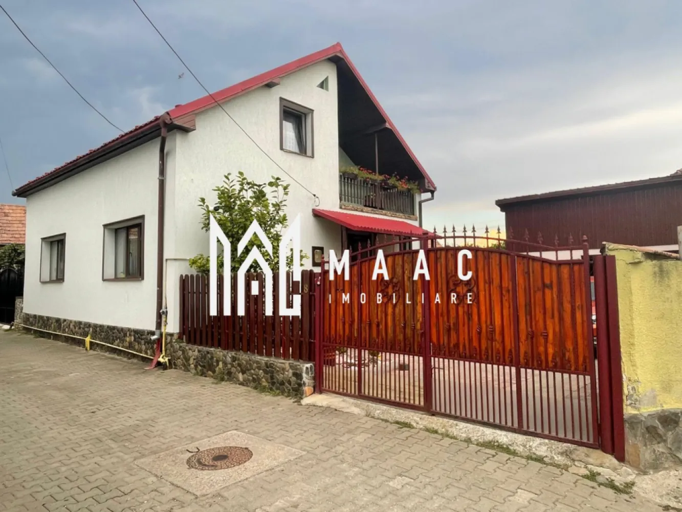 Casă individuală | 4 dormitoare | Garaj | 250 mp teren | Șelimbăr - MAAC Imobiliare vă propune spre vânzare o casă single deosebită, situată în Șelimbăr, în imediata apropiere de Shopping City Sibiu, complet mobilată și utilată, recent renovată cu materiale premium, ideală pentru o familie care își dorește confort, spațiu și acces rapid către facilități comerciale.

Proprietatea are o suprafață utilă de 185,79 mp, o amprentă la sol de 85 mp și este amplasată pe un teren de 250 mp, oferind o compartimentare eficientă pe trei niveluri.

Compartimentare:

Demisol – 36,13 mp:
-hol
-bucătărie
-cămară

Parter – 73,35 mp:
-hol
-dining și living generos
-dormitor
-spațiu tehnic
-baie

Etaj – 76,31 mp:
-hol
-3 dormitoare
-dressing
-baie
-balcon

Dotări și avantaje:
-curte amenajată cu pavaj
-gard și poartă schimbate recent
-garaj de 35 mp
-foișor
-leagăn din lemn
-zonă de grătar amenajată
-se vinde complet mobilată și utilată

Amplasarea în Șelimbăr, în proximitatea Shopping City Sibiu, oferă acces rapid către centre comerciale, magazine și principalele artere de circulație, făcând din această proprietate o alegere potrivită pentru locuință permanentă.

Pentru mai multe informații sau programarea unei vizionări vă rugăm să menționați la telefon numărul CP2699275.