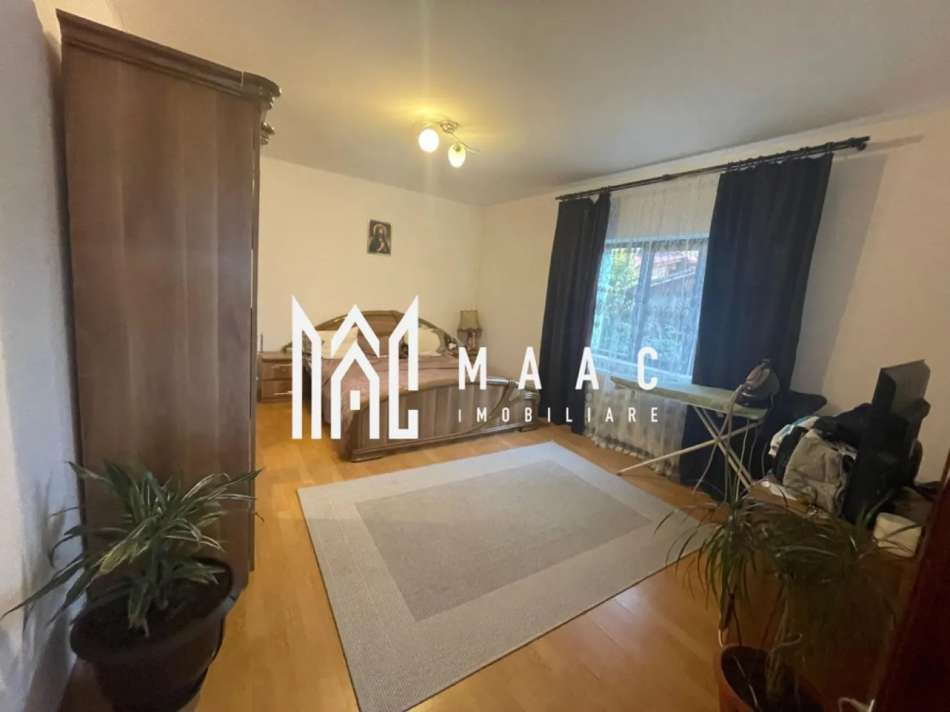 Casă individuală | 4 dormitoare | Garaj | 250 mp teren | Șelimbăr - MAAC Imobiliare vă propune spre vânzare o casă single deosebită, situată în Șelimbăr, în imediata apropiere de Shopping City Sibiu, complet mobilată și utilată, recent renovată cu materiale premium, ideală pentru o familie care își dorește confort, spațiu și acces rapid către facilități comerciale.

Proprietatea are o suprafață utilă de 185,79 mp, o amprentă la sol de 85 mp și este amplasată pe un teren de 250 mp, oferind o compartimentare eficientă pe trei niveluri.

Compartimentare:

Demisol – 36,13 mp:
-hol
-bucătărie
-cămară

Parter – 73,35 mp:
-hol
-dining și living generos
-dormitor
-spațiu tehnic
-baie

Etaj – 76,31 mp:
-hol
-3 dormitoare
-dressing
-baie
-balcon

Dotări și avantaje:
-curte amenajată cu pavaj
-gard și poartă schimbate recent
-garaj de 35 mp
-foișor
-leagăn din lemn
-zonă de grătar amenajată
-se vinde complet mobilată și utilată

Amplasarea în Șelimbăr, în proximitatea Shopping City Sibiu, oferă acces rapid către centre comerciale, magazine și principalele artere de circulație, făcând din această proprietate o alegere potrivită pentru locuință permanentă.

Pentru mai multe informații sau programarea unei vizionări vă rugăm să menționați la telefon numărul CP2699275.