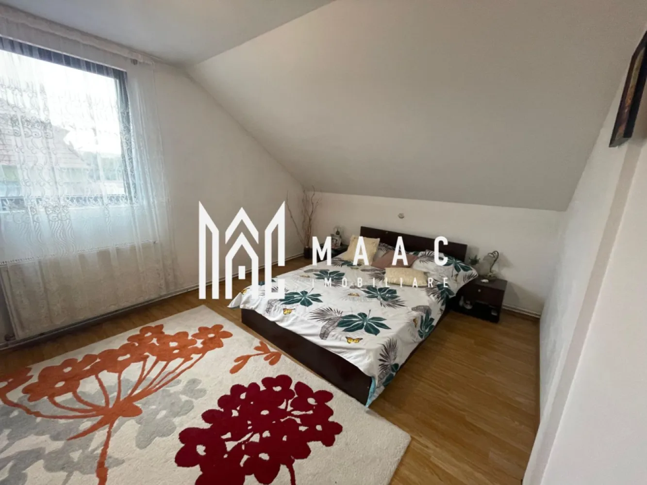 Casă individuală | 4 dormitoare | Garaj | 250 mp teren | Șelimbăr - MAAC Imobiliare vă propune spre vânzare o casă single deosebită, situată în Șelimbăr, în imediata apropiere de Shopping City Sibiu, complet mobilată și utilată, recent renovată cu materiale premium, ideală pentru o familie care își dorește confort, spațiu și acces rapid către facilități comerciale.

Proprietatea are o suprafață utilă de 185,79 mp, o amprentă la sol de 85 mp și este amplasată pe un teren de 250 mp, oferind o compartimentare eficientă pe trei niveluri.

Compartimentare:

Demisol – 36,13 mp:
-hol
-bucătărie
-cămară

Parter – 73,35 mp:
-hol
-dining și living generos
-dormitor
-spațiu tehnic
-baie

Etaj – 76,31 mp:
-hol
-3 dormitoare
-dressing
-baie
-balcon

Dotări și avantaje:
-curte amenajată cu pavaj
-gard și poartă schimbate recent
-garaj de 35 mp
-foișor
-leagăn din lemn
-zonă de grătar amenajată
-se vinde complet mobilată și utilată

Amplasarea în Șelimbăr, în proximitatea Shopping City Sibiu, oferă acces rapid către centre comerciale, magazine și principalele artere de circulație, făcând din această proprietate o alegere potrivită pentru locuință permanentă.

Pentru mai multe informații sau programarea unei vizionări vă rugăm să menționați la telefon numărul CP2699275.