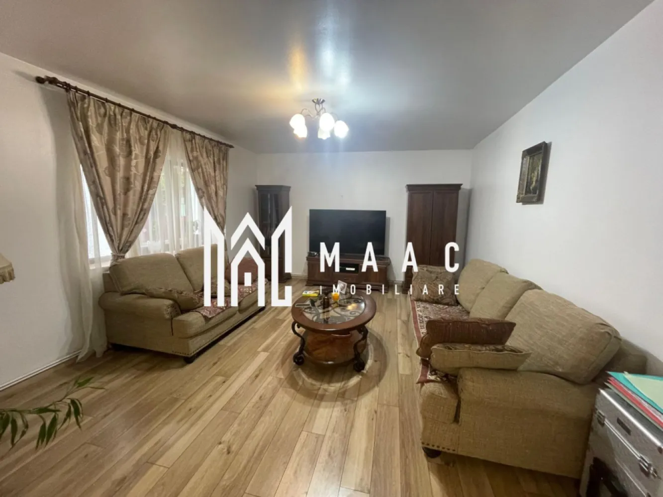 Casă individuală | 4 dormitoare | Garaj | 250 mp teren | Șelimbăr - MAAC Imobiliare vă propune spre vânzare o casă single deosebită, situată în Șelimbăr, în imediata apropiere de Shopping City Sibiu, complet mobilată și utilată, recent renovată cu materiale premium, ideală pentru o familie care își dorește confort, spațiu și acces rapid către facilități comerciale.

Proprietatea are o suprafață utilă de 185,79 mp, o amprentă la sol de 85 mp și este amplasată pe un teren de 250 mp, oferind o compartimentare eficientă pe trei niveluri.

Compartimentare:

Demisol – 36,13 mp:
-hol
-bucătărie
-cămară

Parter – 73,35 mp:
-hol
-dining și living generos
-dormitor
-spațiu tehnic
-baie

Etaj – 76,31 mp:
-hol
-3 dormitoare
-dressing
-baie
-balcon

Dotări și avantaje:
-curte amenajată cu pavaj
-gard și poartă schimbate recent
-garaj de 35 mp
-foișor
-leagăn din lemn
-zonă de grătar amenajată
-se vinde complet mobilată și utilată

Amplasarea în Șelimbăr, în proximitatea Shopping City Sibiu, oferă acces rapid către centre comerciale, magazine și principalele artere de circulație, făcând din această proprietate o alegere potrivită pentru locuință permanentă.

Pentru mai multe informații sau programarea unei vizionări vă rugăm să menționați la telefon numărul CP2699275.