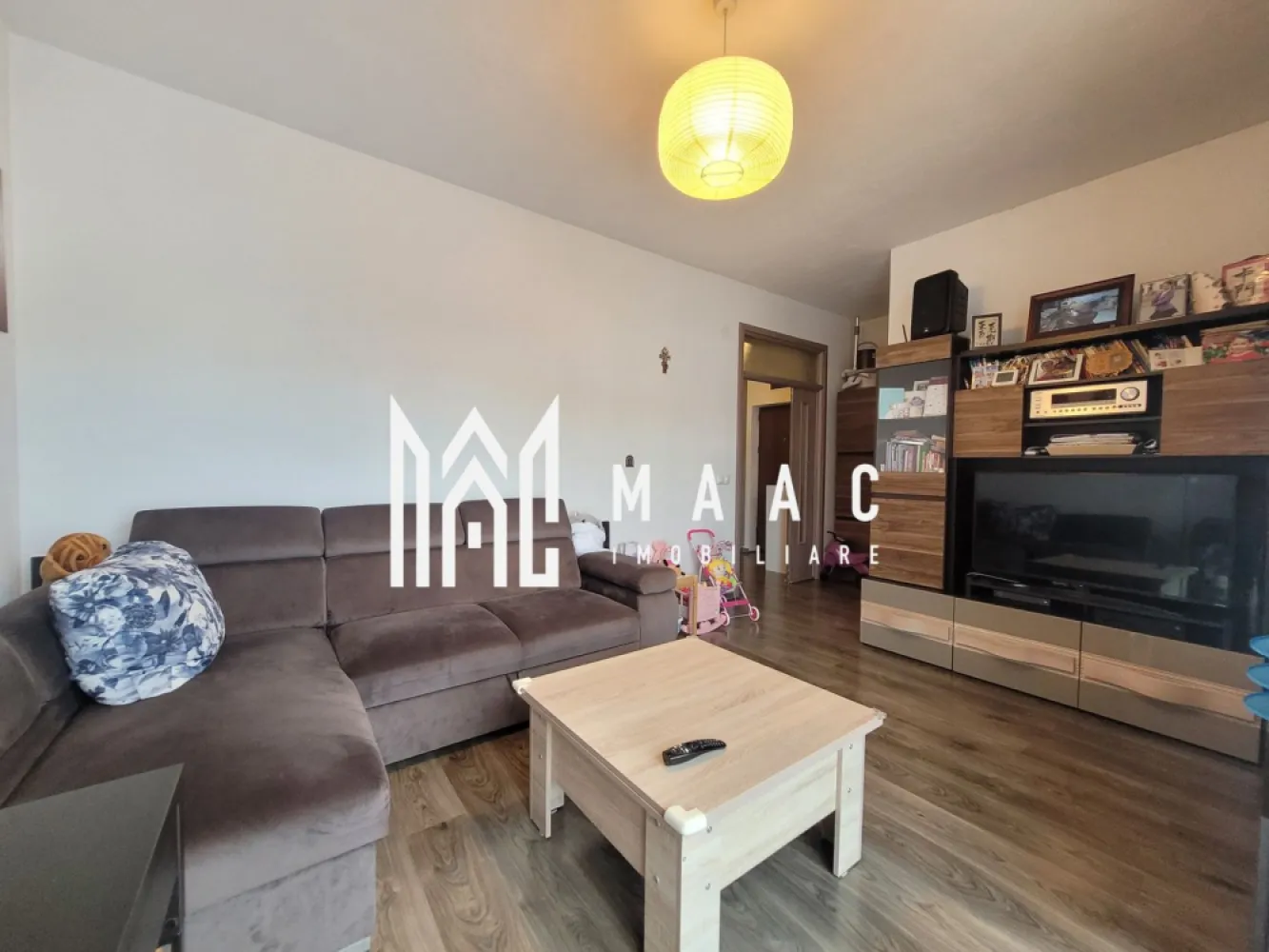 Apartament 3 camere | Decomandat | Etaj 1 | Parcare | Balcon - MAAC Imobiliare vă propune spre vânzare un apartament cu 3 camere, situat într-un imobil tip vilă, modern, complet mobilat și utilat, în zona Șelimbăr, la doar 5 minute de mers pe jos de Shopping City, într-o zonă premium de case, cu vecinătate liniștită.

Locuința este bine compartimentată și oferă spații generoase, luminoase și aerisite, beneficiind de orientare S-V și ferestre mari, care asigură lumină naturală pe tot parcursul zilei. Apartamentul este bine izolat și are un consum redus de energie.

Compartimentare:
-Living
-2 dormitoare
-Bucătărie închisă
-Baie cu geam
-Baie de serviciu
-Hol
-Debara
-Balcon

În fiecare încăpere este montată instalație de aer condiționat, asigurând confort termic în orice sezon.

Dotări și avantaje:
-Se vinde complet mobilat și utilat
-Finisaje de calitate
-Imobil renumit pentru calitatea materialelor folosite
-2 locuri de parcare alăturate
-Loc de joacă chiar lângă imobil
-Zonă liniștită, preponderent de case
-Ieșire rapidă către DN și acces facil către oraș

Proprietatea reprezintă o opțiune potrivită pentru familie, într-o zonă rezidențială modernă, cu acces rapid la centre comerciale și principalele artere de circulație.

Pentru mai multe detalii și programarea unei vizionări, vă rugăm să menționați la telefon numărul CP2667337.