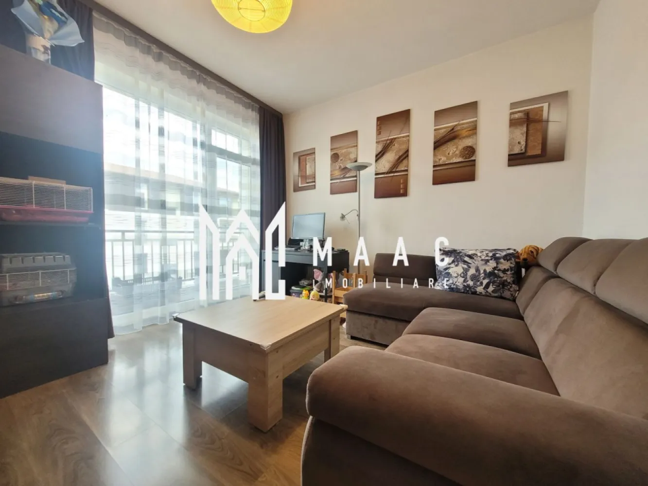 Apartament 3 camere | Decomandat | Etaj 1 | Parcare | Balcon - MAAC Imobiliare vă propune spre vânzare un apartament cu 3 camere, situat într-un imobil tip vilă, modern, complet mobilat și utilat, în zona Șelimbăr, la doar 5 minute de mers pe jos de Shopping City, într-o zonă premium de case, cu vecinătate liniștită.

Locuința este bine compartimentată și oferă spații generoase, luminoase și aerisite, beneficiind de orientare S-V și ferestre mari, care asigură lumină naturală pe tot parcursul zilei. Apartamentul este bine izolat și are un consum redus de energie.

Compartimentare:
-Living
-2 dormitoare
-Bucătărie închisă
-Baie cu geam
-Baie de serviciu
-Hol
-Debara
-Balcon

În fiecare încăpere este montată instalație de aer condiționat, asigurând confort termic în orice sezon.

Dotări și avantaje:
-Se vinde complet mobilat și utilat
-Finisaje de calitate
-Imobil renumit pentru calitatea materialelor folosite
-2 locuri de parcare alăturate
-Loc de joacă chiar lângă imobil
-Zonă liniștită, preponderent de case
-Ieșire rapidă către DN și acces facil către oraș

Proprietatea reprezintă o opțiune potrivită pentru familie, într-o zonă rezidențială modernă, cu acces rapid la centre comerciale și principalele artere de circulație.

Pentru mai multe detalii și programarea unei vizionări, vă rugăm să menționați la telefon numărul CP2667337.