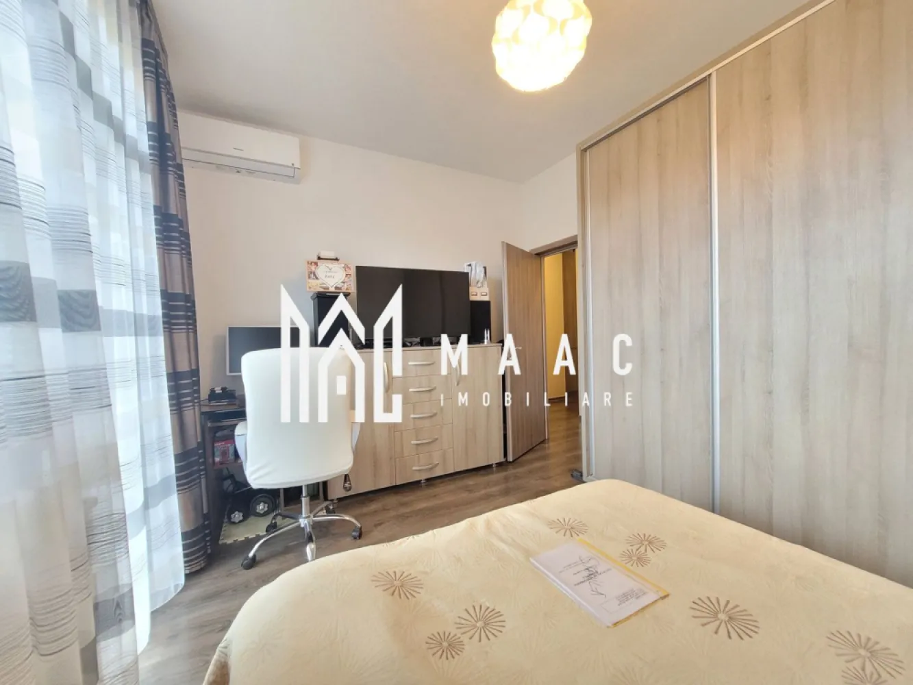 Apartament 3 camere | Decomandat | Etaj 1 | Parcare | Balcon - MAAC Imobiliare vă propune spre vânzare un apartament cu 3 camere, situat într-un imobil tip vilă, modern, complet mobilat și utilat, în zona Șelimbăr, la doar 5 minute de mers pe jos de Shopping City, într-o zonă premium de case, cu vecinătate liniștită.

Locuința este bine compartimentată și oferă spații generoase, luminoase și aerisite, beneficiind de orientare S-V și ferestre mari, care asigură lumină naturală pe tot parcursul zilei. Apartamentul este bine izolat și are un consum redus de energie.

Compartimentare:
-Living
-2 dormitoare
-Bucătărie închisă
-Baie cu geam
-Baie de serviciu
-Hol
-Debara
-Balcon

În fiecare încăpere este montată instalație de aer condiționat, asigurând confort termic în orice sezon.

Dotări și avantaje:
-Se vinde complet mobilat și utilat
-Finisaje de calitate
-Imobil renumit pentru calitatea materialelor folosite
-2 locuri de parcare alăturate
-Loc de joacă chiar lângă imobil
-Zonă liniștită, preponderent de case
-Ieșire rapidă către DN și acces facil către oraș

Proprietatea reprezintă o opțiune potrivită pentru familie, într-o zonă rezidențială modernă, cu acces rapid la centre comerciale și principalele artere de circulație.

Pentru mai multe detalii și programarea unei vizionări, vă rugăm să menționați la telefon numărul CP2667337.