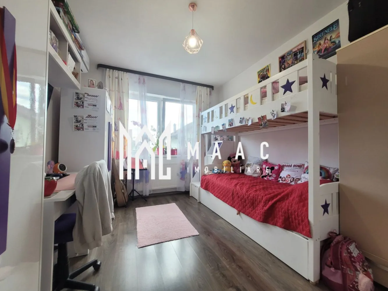 Apartament 3 camere | Decomandat | Etaj 1 | Parcare | Balcon - MAAC Imobiliare vă propune spre vânzare un apartament cu 3 camere, situat într-un imobil tip vilă, modern, complet mobilat și utilat, în zona Șelimbăr, la doar 5 minute de mers pe jos de Shopping City, într-o zonă premium de case, cu vecinătate liniștită.

Locuința este bine compartimentată și oferă spații generoase, luminoase și aerisite, beneficiind de orientare S-V și ferestre mari, care asigură lumină naturală pe tot parcursul zilei. Apartamentul este bine izolat și are un consum redus de energie.

Compartimentare:
-Living
-2 dormitoare
-Bucătărie închisă
-Baie cu geam
-Baie de serviciu
-Hol
-Debara
-Balcon

În fiecare încăpere este montată instalație de aer condiționat, asigurând confort termic în orice sezon.

Dotări și avantaje:
-Se vinde complet mobilat și utilat
-Finisaje de calitate
-Imobil renumit pentru calitatea materialelor folosite
-2 locuri de parcare alăturate
-Loc de joacă chiar lângă imobil
-Zonă liniștită, preponderent de case
-Ieșire rapidă către DN și acces facil către oraș

Proprietatea reprezintă o opțiune potrivită pentru familie, într-o zonă rezidențială modernă, cu acces rapid la centre comerciale și principalele artere de circulație.

Pentru mai multe detalii și programarea unei vizionări, vă rugăm să menționați la telefon numărul CP2667337.