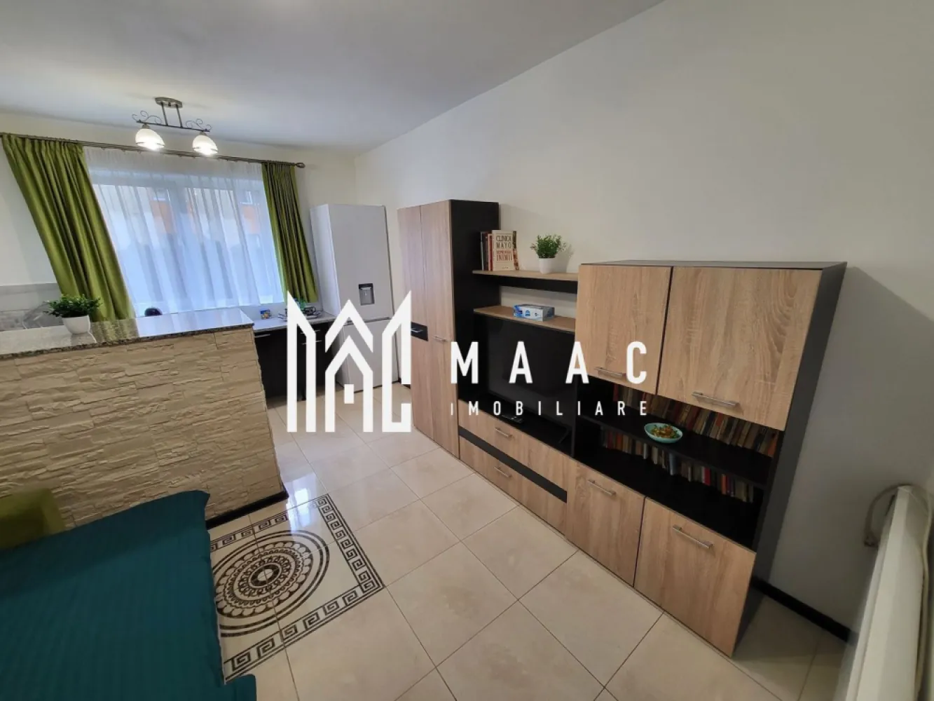 Apartament 1 Camera I Renovat I Investitie I Vasile Aaron - Se oferă spre vânzare garsonieră complet renovată, amplasată în zona Vasile Aaron, la parterul unui bloc bine întreținut, cu poziționare avantajoasă (pe mijloc – doar un perete exterior, eficientă termic).

Detalii proprietate:
Suprafață utilă: aprox. 25 mp
Compartimentare: dormitor, bucătărie, 2 băi, hol
Izolație termică exterioară
Geamuri termopan
Boiler electric
Convector
Se vinde mobilată și utilată complet, exact ca în fotografii
Complet renovată, fără necesitatea unor investiții suplimentare

Avantaje:
Eficiență termică ridicată
Ideală pentru regim hotelier – în prezent exploatată în acest mod, cu venituri constant
Potrivită și pentru uz personal, oferind confort și funcționalitate

Pentru mai multe informații sau o vizionare:ID: CP2667052