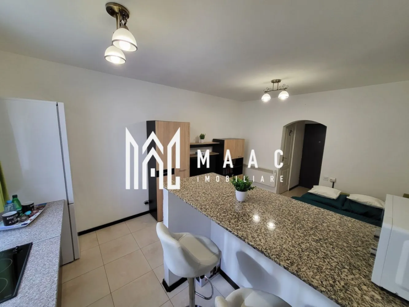 Apartament 1 Camera I Renovat I Investitie I Vasile Aaron - Se oferă spre vânzare garsonieră complet renovată, amplasată în zona Vasile Aaron, la parterul unui bloc bine întreținut, cu poziționare avantajoasă (pe mijloc – doar un perete exterior, eficientă termic).

Detalii proprietate:
Suprafață utilă: aprox. 25 mp
Compartimentare: dormitor, bucătărie, 2 băi, hol
Izolație termică exterioară
Geamuri termopan
Boiler electric
Convector
Se vinde mobilată și utilată complet, exact ca în fotografii
Complet renovată, fără necesitatea unor investiții suplimentare

Avantaje:
Eficiență termică ridicată
Ideală pentru regim hotelier – în prezent exploatată în acest mod, cu venituri constant
Potrivită și pentru uz personal, oferind confort și funcționalitate

Pentru mai multe informații sau o vizionare:ID: CP2667052