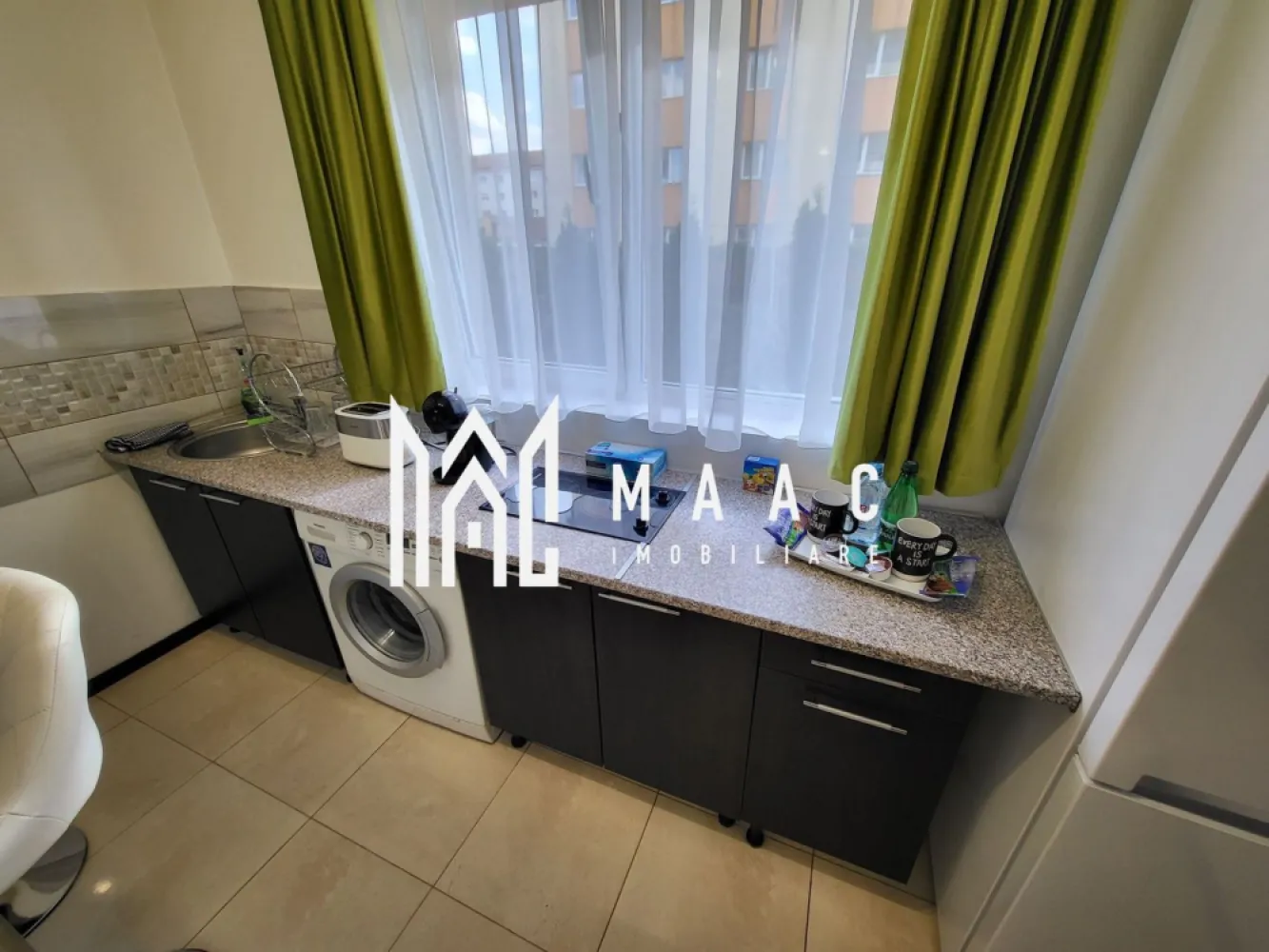 Apartament 1 Camera I Renovat I Investitie I Vasile Aaron - Se oferă spre vânzare garsonieră complet renovată, amplasată în zona Vasile Aaron, la parterul unui bloc bine întreținut, cu poziționare avantajoasă (pe mijloc – doar un perete exterior, eficientă termic).

Detalii proprietate:
Suprafață utilă: aprox. 25 mp
Compartimentare: dormitor, bucătărie, 2 băi, hol
Izolație termică exterioară
Geamuri termopan
Boiler electric
Convector
Se vinde mobilată și utilată complet, exact ca în fotografii
Complet renovată, fără necesitatea unor investiții suplimentare

Avantaje:
Eficiență termică ridicată
Ideală pentru regim hotelier – în prezent exploatată în acest mod, cu venituri constant
Potrivită și pentru uz personal, oferind confort și funcționalitate

Pentru mai multe informații sau o vizionare:ID: CP2667052