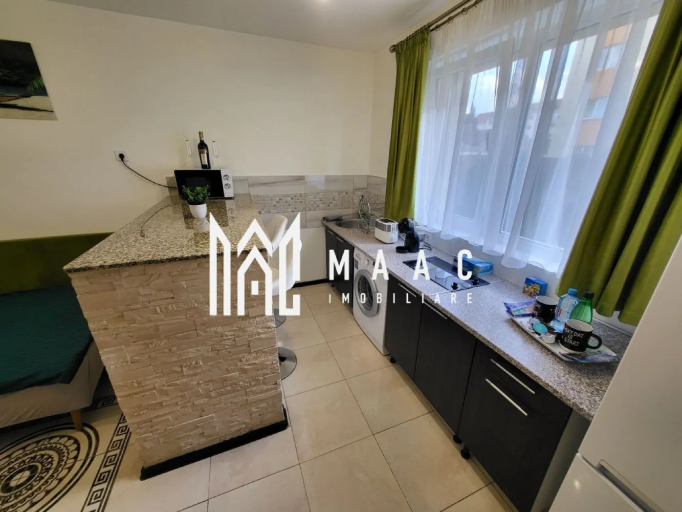 Apartament 1 Camera I Renovat I Investitie I Vasile Aaron - Se oferă spre vânzare garsonieră complet renovată, amplasată în zona Vasile Aaron, la parterul unui bloc bine întreținut, cu poziționare avantajoasă (pe mijloc – doar un perete exterior, eficientă termic).

Detalii proprietate:
Suprafață utilă: aprox. 25 mp
Compartimentare: dormitor, bucătărie, 2 băi, hol
Izolație termică exterioară
Geamuri termopan
Boiler electric
Convector
Se vinde mobilată și utilată complet, exact ca în fotografii
Complet renovată, fără necesitatea unor investiții suplimentare

Avantaje:
Eficiență termică ridicată
Ideală pentru regim hotelier – în prezent exploatată în acest mod, cu venituri constant
Potrivită și pentru uz personal, oferind confort și funcționalitate

Pentru mai multe informații sau o vizionare:ID: CP2667052