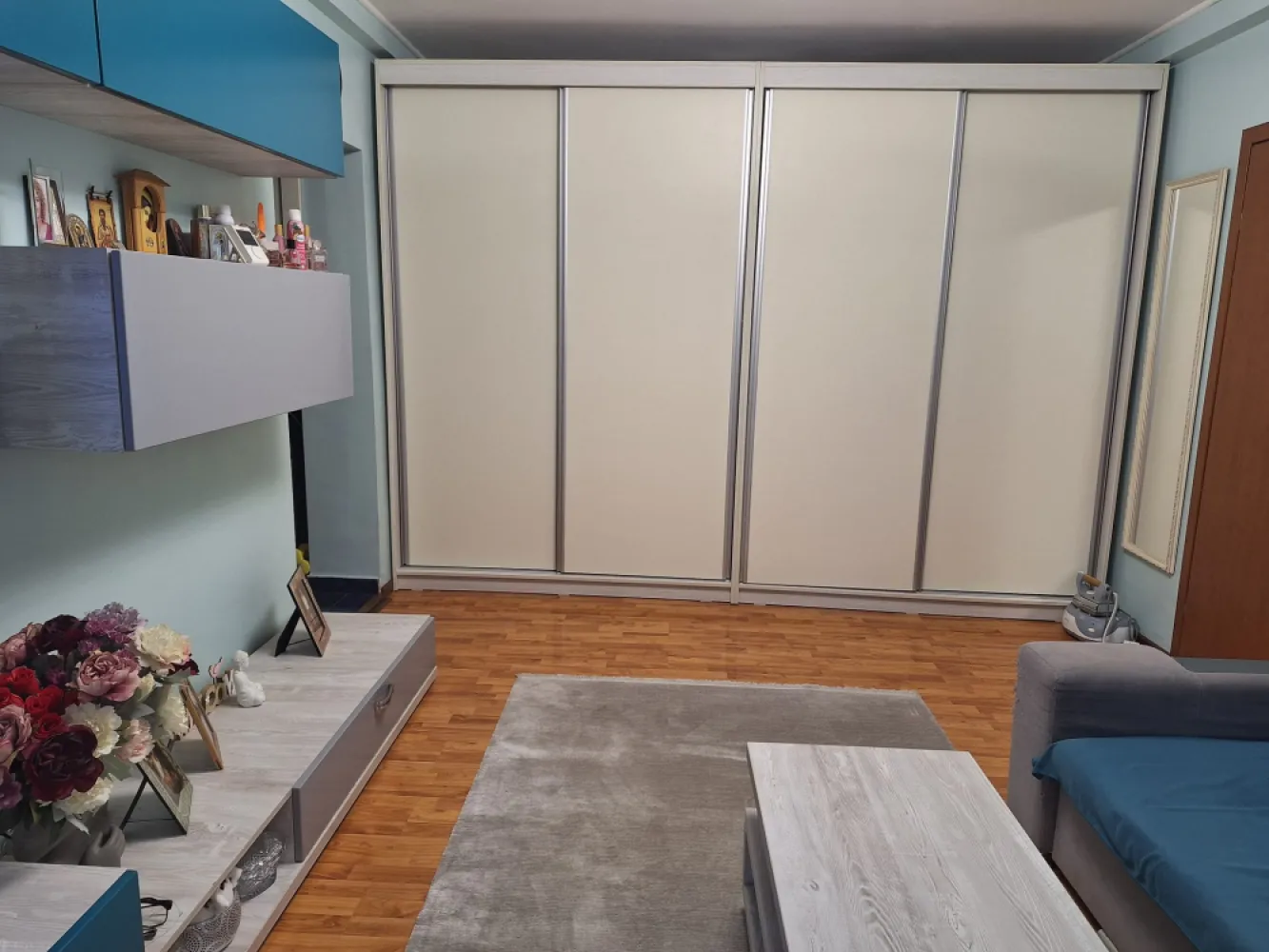 Apartament la Constanta 500 m de plajă ideal ptr locuit,închiriat sau cabinet - Va propunem spre vanzare o proprietate cu potential deosebit, amplasat central pe Bd. Ferdinand. Fiind situat la parter, spatiul este ideal pentru o locuinta moderna, dar si ca sediu de firma (cabiet/birouri). Suprafata si comparimentare: 60 mp utili din care 48 mp apartamentul si 12 mp balconul construit cu autorizatie. Este inchis cu tamplarie de tip termopan ce functioneaza ca bariera fonica, eliminamd zgomotul bulevardului si asigurand liniste deplina in interior. Instalatiile termice si sanitare sunt schimbate. Dispune de centrala termica pe gaz Ariston ClasOne si sistem de aer conditionat. Se vinde mobilat si utilat, gata de mutare imediata. Dispune de loc de parcare situat chiar in fata apartamentului. Blocul este intretinut iar vecinii sunt linistiti. Accez rapid la puncte de interes scoli, gradinite, supermarketuri, statie autobuze, gara, cafenele, restaurante, obiective turistice. Prețul este discutabil la fața locului in functie de nevoile dvs.&nbsp;Pret usor neg 109 900 euroTel 0723621462&nbsp;