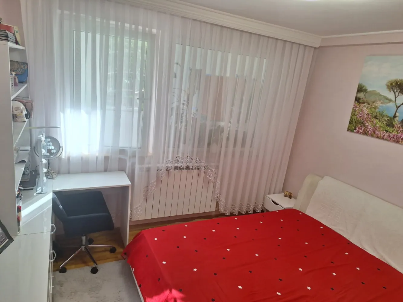 Apartament la Constanta 500 m de plajă ideal ptr locuit,închiriat sau cabinet - Va propunem spre vanzare o proprietate cu potential deosebit, amplasat central pe Bd. Ferdinand. Fiind situat la parter, spatiul este ideal pentru o locuinta moderna, dar si ca sediu de firma (cabiet/birouri). Suprafata si comparimentare: 60 mp utili din care 48 mp apartamentul si 12 mp balconul construit cu autorizatie. Este inchis cu tamplarie de tip termopan ce functioneaza ca bariera fonica, eliminamd zgomotul bulevardului si asigurand liniste deplina in interior. Instalatiile termice si sanitare sunt schimbate. Dispune de centrala termica pe gaz Ariston ClasOne si sistem de aer conditionat. Se vinde mobilat si utilat, gata de mutare imediata. Dispune de loc de parcare situat chiar in fata apartamentului. Blocul este intretinut iar vecinii sunt linistiti. Accez rapid la puncte de interes scoli, gradinite, supermarketuri, statie autobuze, gara, cafenele, restaurante, obiective turistice. Prețul este discutabil la fața locului in functie de nevoile dvs.&nbsp;Pret usor neg 109 900 euroTel 0723621462&nbsp;