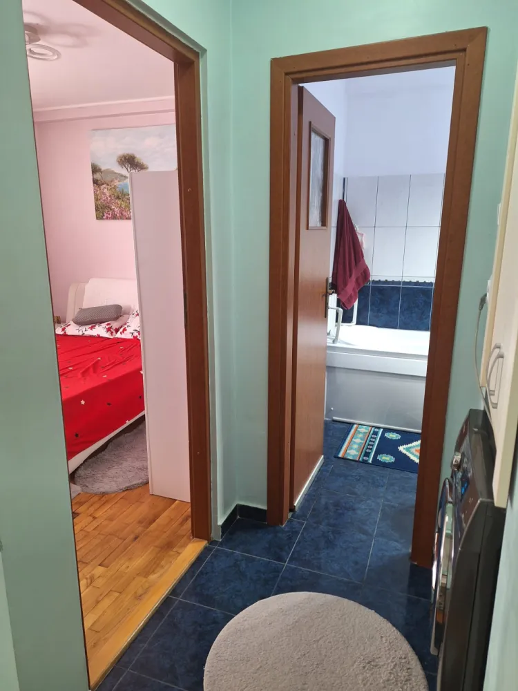 Apartament la Constanta 500 m de plajă ideal ptr locuit,închiriat sau cabinet - Va propunem spre vanzare o proprietate cu potential deosebit, amplasat central pe Bd. Ferdinand. Fiind situat la parter, spatiul este ideal pentru o locuinta moderna, dar si ca sediu de firma (cabiet/birouri). Suprafata si comparimentare: 60 mp utili din care 48 mp apartamentul si 12 mp balconul construit cu autorizatie. Este inchis cu tamplarie de tip termopan ce functioneaza ca bariera fonica, eliminamd zgomotul bulevardului si asigurand liniste deplina in interior. Instalatiile termice si sanitare sunt schimbate. Dispune de centrala termica pe gaz Ariston ClasOne si sistem de aer conditionat. Se vinde mobilat si utilat, gata de mutare imediata. Dispune de loc de parcare situat chiar in fata apartamentului. Blocul este intretinut iar vecinii sunt linistiti. Accez rapid la puncte de interes scoli, gradinite, supermarketuri, statie autobuze, gara, cafenele, restaurante, obiective turistice. Prețul este discutabil la fața locului in functie de nevoile dvs.&nbsp;Pret usor neg 109 900 euroTel 0723621462&nbsp;