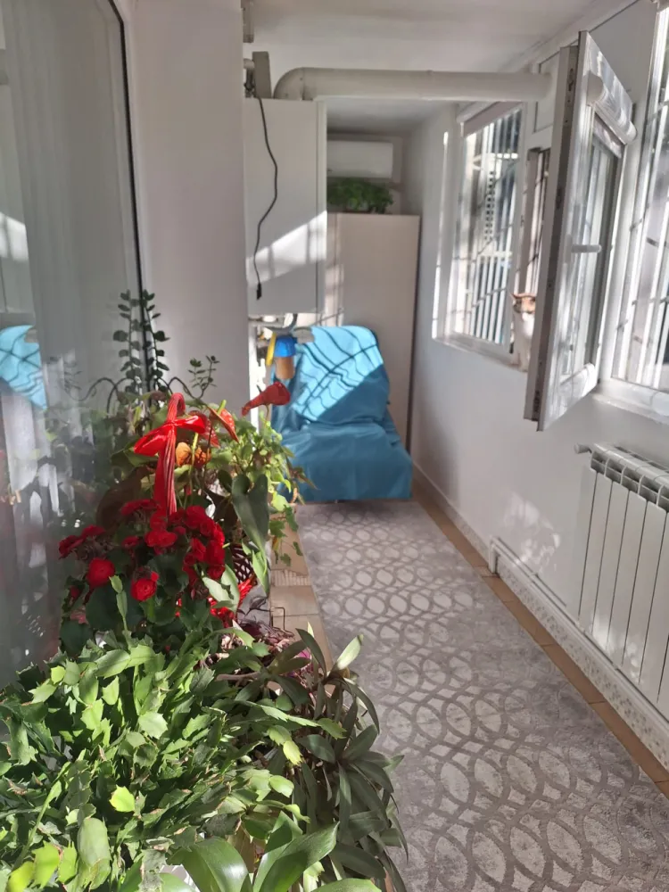 Apartament la Constanta 500 m de plajă ideal ptr locuit,închiriat sau cabinet - Va propunem spre vanzare o proprietate cu potential deosebit, amplasat central pe Bd. Ferdinand. Fiind situat la parter, spatiul este ideal pentru o locuinta moderna, dar si ca sediu de firma (cabiet/birouri). Suprafata si comparimentare: 60 mp utili din care 48 mp apartamentul si 12 mp balconul construit cu autorizatie. Este inchis cu tamplarie de tip termopan ce functioneaza ca bariera fonica, eliminamd zgomotul bulevardului si asigurand liniste deplina in interior. Instalatiile termice si sanitare sunt schimbate. Dispune de centrala termica pe gaz Ariston ClasOne si sistem de aer conditionat. Se vinde mobilat si utilat, gata de mutare imediata. Dispune de loc de parcare situat chiar in fata apartamentului. Blocul este intretinut iar vecinii sunt linistiti. Accez rapid la puncte de interes scoli, gradinite, supermarketuri, statie autobuze, gara, cafenele, restaurante, obiective turistice. Prețul este discutabil la fața locului in functie de nevoile dvs.&nbsp;Pret usor neg 109 900 euroTel 0723621462&nbsp;