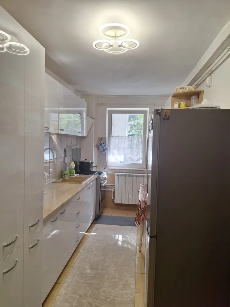 Apartament la Constanta 500 m de plajă ideal ptr locuit,închiriat sau cabinet - Va propunem spre vanzare o proprietate cu potential deosebit, amplasat central pe Bd. Ferdinand. Fiind situat la parter, spatiul este ideal pentru o locuinta moderna, dar si ca sediu de firma (cabiet/birouri). Suprafata si comparimentare: 60 mp utili din care 48 mp apartamentul si 12 mp balconul construit cu autorizatie. Este inchis cu tamplarie de tip termopan ce functioneaza ca bariera fonica, eliminamd zgomotul bulevardului si asigurand liniste deplina in interior. Instalatiile termice si sanitare sunt schimbate. Dispune de centrala termica pe gaz Ariston ClasOne si sistem de aer conditionat. Se vinde mobilat si utilat, gata de mutare imediata. Dispune de loc de parcare situat chiar in fata apartamentului. Blocul este intretinut iar vecinii sunt linistiti. Accez rapid la puncte de interes scoli, gradinite, supermarketuri, statie autobuze, gara, cafenele, restaurante, obiective turistice. Prețul este discutabil la fața locului in functie de nevoile dvs.&nbsp;Pret usor neg 109 900 euroTel 0723621462&nbsp;