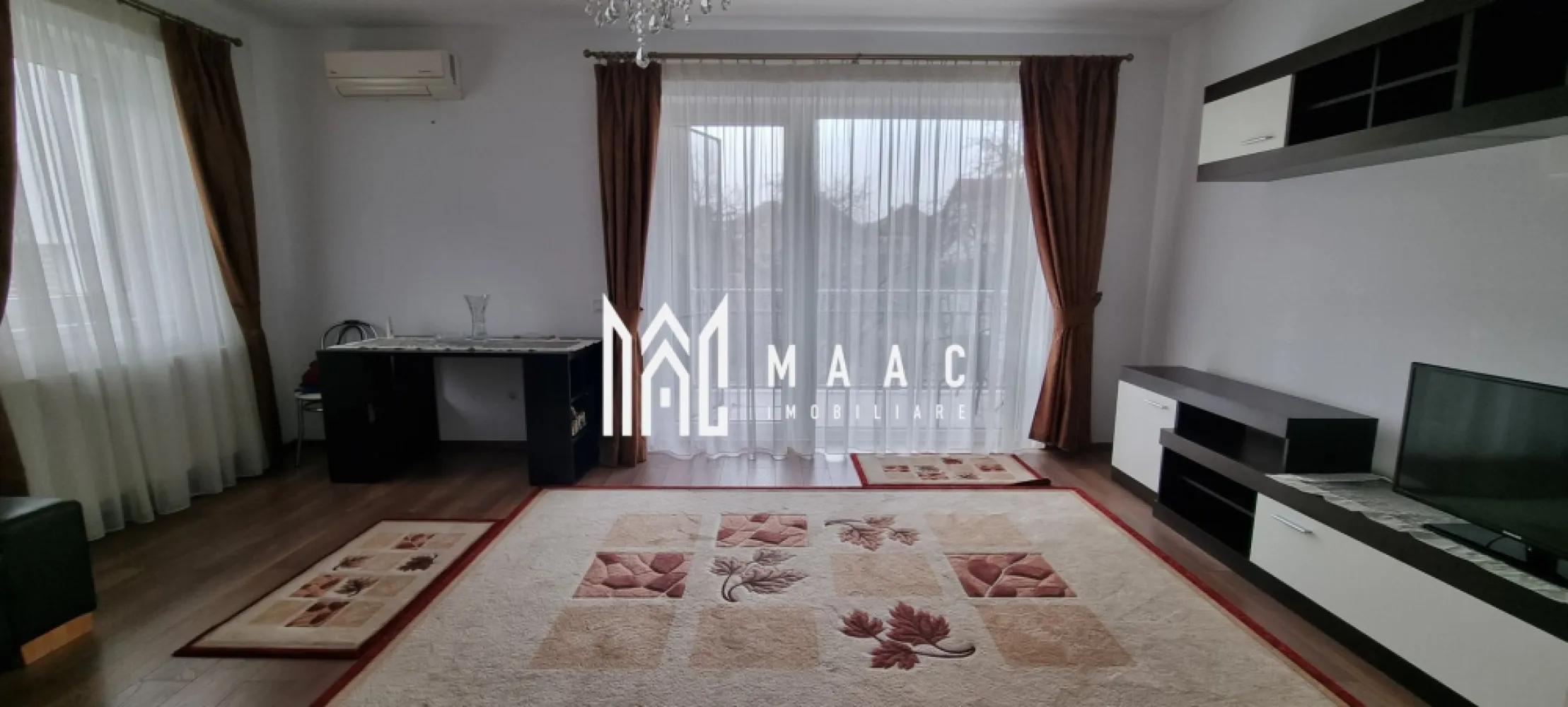 Apartament 2 camere I 76mpu I Etajul 1 I Sub Arini - MAAC Imobiliare vă propune pentru închiriere un apartament deosebit, situat în proximitatea parcului Sub Arini, una dintre cele mai apreciate zone din Sibiu.

Acest apartament se află la etajul 1 al unei vile recent construite, beneficiind de parcare privată. Construcția este amplasată în interiorul terenului, oferind astfel un spațiu privat și liniște deplină.

Caracteristici principale:
- Suprafață generoasă: 76 mpu, inteligent compartimentată.
- Hol de acces, cu spațiu pentru depozitare.
- Bucătărie închisă, complet echipată.
- Baie, cu geam pentru aerisire.
- Living spațios.
- Dormitor generos.

Apartamentul se închiriază complet mobilat și utilat.
Dotări moderne, confort sporit.
Ideal pentru cei care caută o locuință complet utilată, într-o zonă privată.

Condiții de închiriere:
- Închiriere pe termen lung.
- La semnarea contractului, se achită chiria in avans și o lună garanție.
- Nu se acceptă animale de companie.

Parcul Sub Arini este ideal pentru plimbări cu bicicleta sau role și diverse jocuri de agrement. În imediata sa apropiere se află stadionul municipal Sibiu, terenuri de tenis și bazinul de înot Olimpia.

Pentru mai multe informații, precizați că ați văzut anunțul cu ID: CP2319669