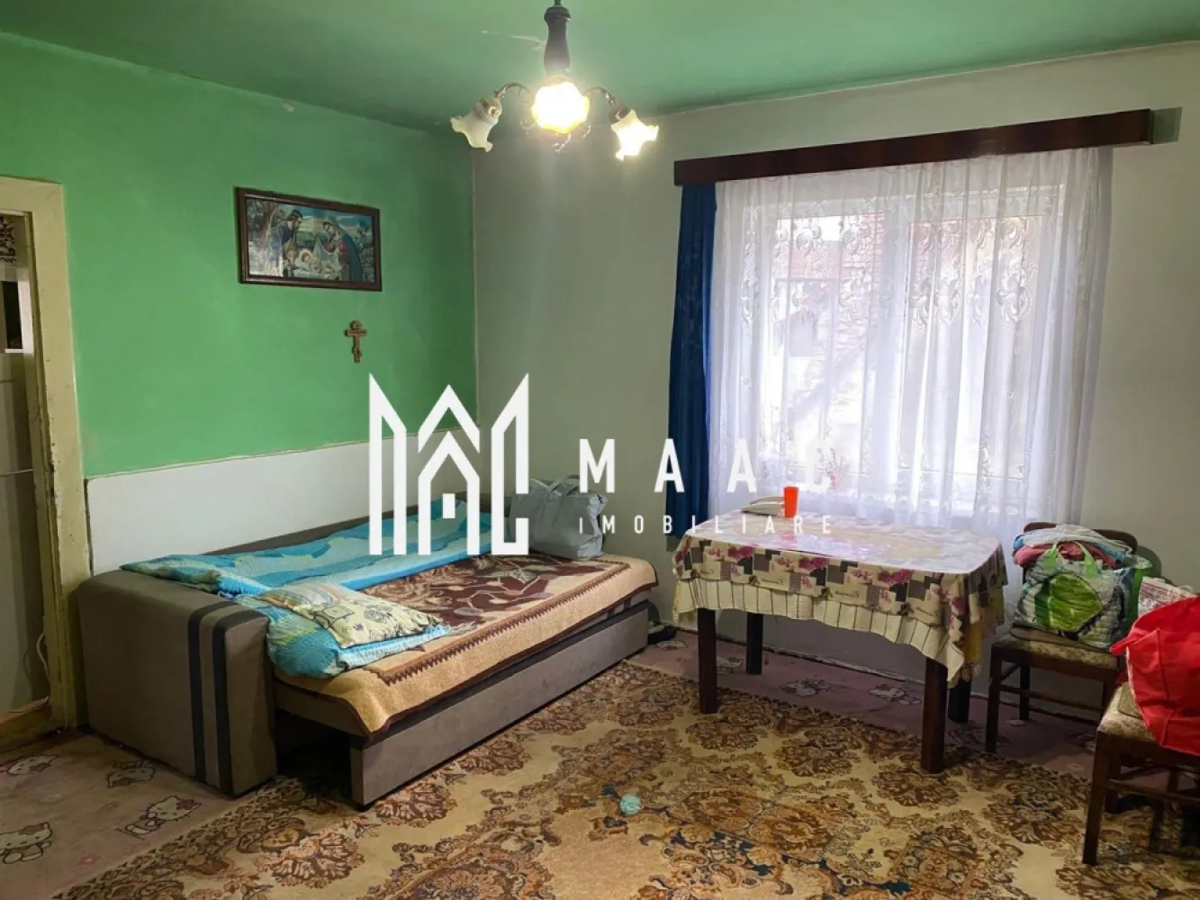Apartament 1 Camera I Etaj 1 I Pivniță I Central - Vă propunem spre vânzare o garsonieră situată la etajul 1 al unui imobil din zona Centrală.

Locuința cuprinde: 
Camera de zi
Bucatareie
Pivniță 
Pod
Cota parte de curte în suprafață de 118 mp. 

Zona centrală pretabilă pentru regim hotelier

Pentru informați și vizionari: ID: CP2945338