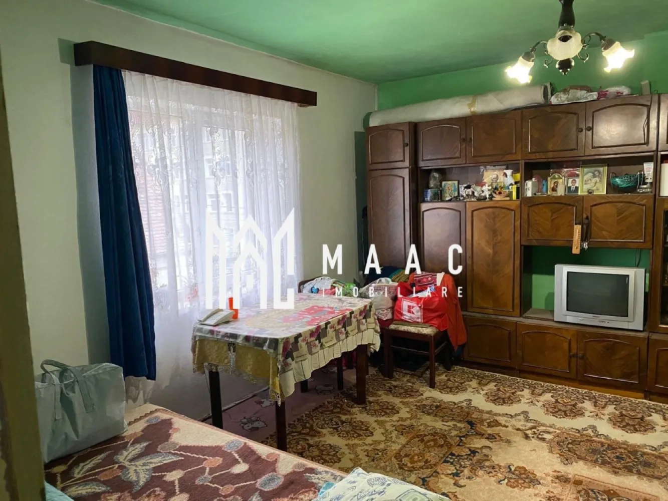 Apartament 1 Camera I Etaj 1 I Pivniță I Central - Vă propunem spre vânzare o garsonieră situată la etajul 1 al unui imobil din zona Centrală.

Locuința cuprinde: 
Camera de zi
Bucatareie
Pivniță 
Pod
Cota parte de curte în suprafață de 118 mp. 

Zona centrală pretabilă pentru regim hotelier

Pentru informați și vizionari: ID: CP2945338