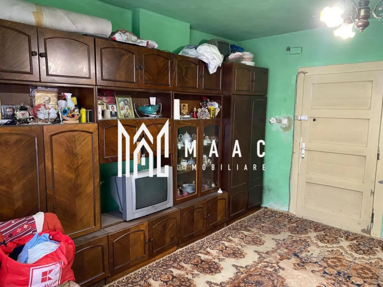 Apartament 1 Camera I Etaj 1 I Pivniță I Central - Vă propunem spre vânzare o garsonieră situată la etajul 1 al unui imobil din zona Centrală.

Locuința cuprinde: 
Camera de zi
Bucatareie
Pivniță 
Pod
Cota parte de curte în suprafață de 118 mp. 

Zona centrală pretabilă pentru regim hotelier

Pentru informați și vizionari: ID: CP2945338