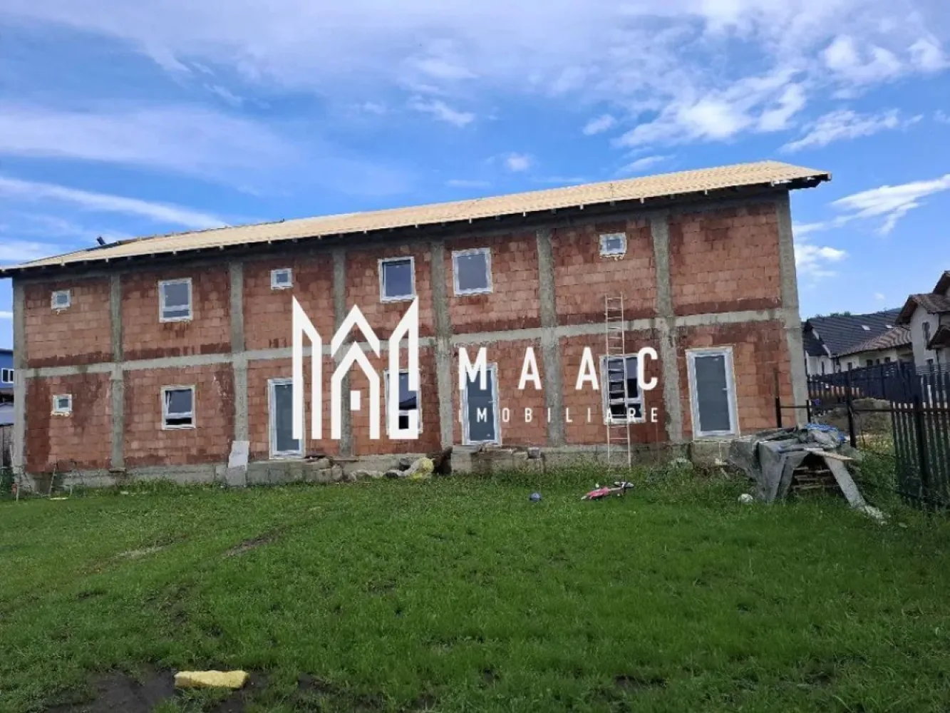 Casa | Garsoniere | Apartament | Spatiu comercial | Cisnadie - MAAC Imobiliare va prezinta o proprietate mixtă – rezidențial și comercial, amplasata în Cisnădie.

Caracteristici:
Suprafață utilă totală: 350 mp

Structură: Parter + Etaj (P+1)

Teren: 500 mp

Amplasare: zonă foarte bună, cu vizibilitate excelentă și acces rapid la punctele de interes din Cisnădie

Se vinde exact ca în fotografii, lăsând cumpărătorului libertatea de amenajare conform dorințelor

Componență și funcționalitate:

Spații comerciale

2 unități comerciale individuale

Fiecare cu suprafață de 46 mp

Intrări separate direct din stradă

Ideal pentru magazine, birouri, servicii sau închiriere

3 apartamente, fiecare cu compartimentare practică si 1 garsonieră

Pentru mai multe detalii precizati telefonic ca ati vazut anuntul cu ID: CP2662968