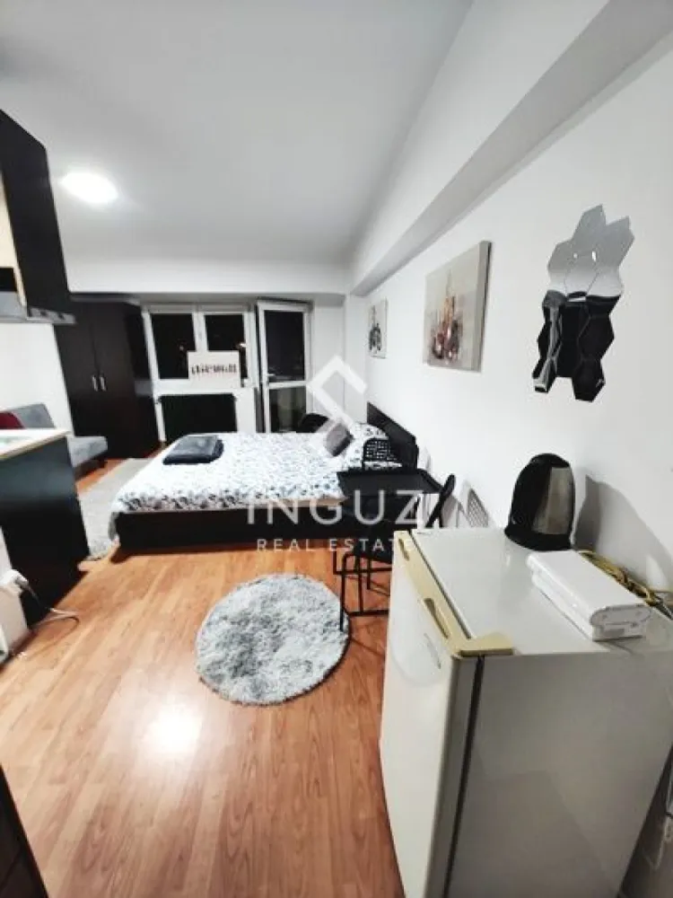 Garsonieră de închiriat – Bulevardul Unirii nr. 70 | Ultracentral - Garsonieră de închiriat – Bulevardul Unirii nr. 70 | Ultracentral București | locație premium

Se oferă spre închiriere o garsonieră situată pe Bulevardul Unirii nr. 70, într-una dintre cele mai dorite și centrale zone din București, la doar câteva minute de Piața Unirii și stația de metrou.

Imobilul este format din 7 etaje + etaj tehnic, iar garsoniera este amplasată la etajul 7, beneficiind de o poziționare excelentă într-un bloc solid, într-o zonă cu acces rapid către toate punctele importante ale orașului.

Locația este una premium, ideală pentru cei care își doresc acces instant la transport, centre comerciale, restaurante și toate facilitățile zonei ultracentrale.

Detalii proprietate:

Suprafață: 27 mp
Compartimentare tip studio, eficient utilizată
Etaj: 7 din 7 + etaj tehnic al clădirii
Locație ultracentrală – Bulevardul Unirii
Acces rapid la metrou și mijloace de transport

Condiții de închiriere:

Chirie: 550 Euro / lună (inclusiv utilități)
Garanție: 1 lună
Comision: 50% din valoarea chiriei
Contract pe termen lung

O oportunitate excelentă pentru cei care caută o locație premium în centrul Bucureștiului, cu cost fix lunar și acces imediat la tot ce este important.