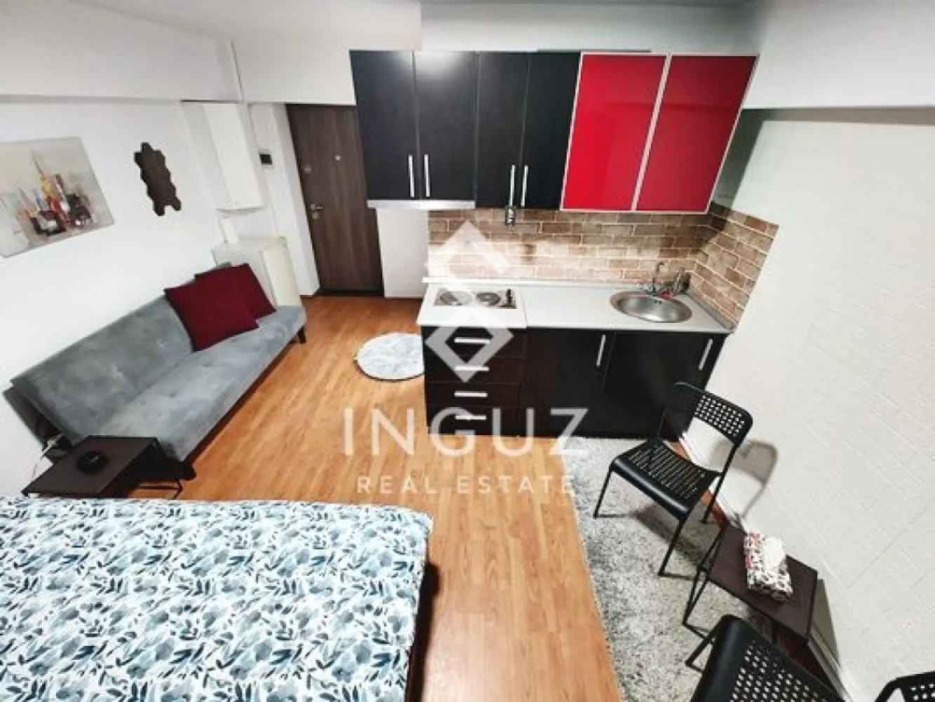 Garsonieră de închiriat – Bulevardul Unirii nr. 70 | Ultracentral - Garsonieră de închiriat – Bulevardul Unirii nr. 70 | Ultracentral București | locație premium

Se oferă spre închiriere o garsonieră situată pe Bulevardul Unirii nr. 70, într-una dintre cele mai dorite și centrale zone din București, la doar câteva minute de Piața Unirii și stația de metrou.

Imobilul este format din 7 etaje + etaj tehnic, iar garsoniera este amplasată la etajul 7, beneficiind de o poziționare excelentă într-un bloc solid, într-o zonă cu acces rapid către toate punctele importante ale orașului.

Locația este una premium, ideală pentru cei care își doresc acces instant la transport, centre comerciale, restaurante și toate facilitățile zonei ultracentrale.

Detalii proprietate:

Suprafață: 27 mp
Compartimentare tip studio, eficient utilizată
Etaj: 7 din 7 + etaj tehnic al clădirii
Locație ultracentrală – Bulevardul Unirii
Acces rapid la metrou și mijloace de transport

Condiții de închiriere:

Chirie: 550 Euro / lună (inclusiv utilități)
Garanție: 1 lună
Comision: 50% din valoarea chiriei
Contract pe termen lung

O oportunitate excelentă pentru cei care caută o locație premium în centrul Bucureștiului, cu cost fix lunar și acces imediat la tot ce este important.