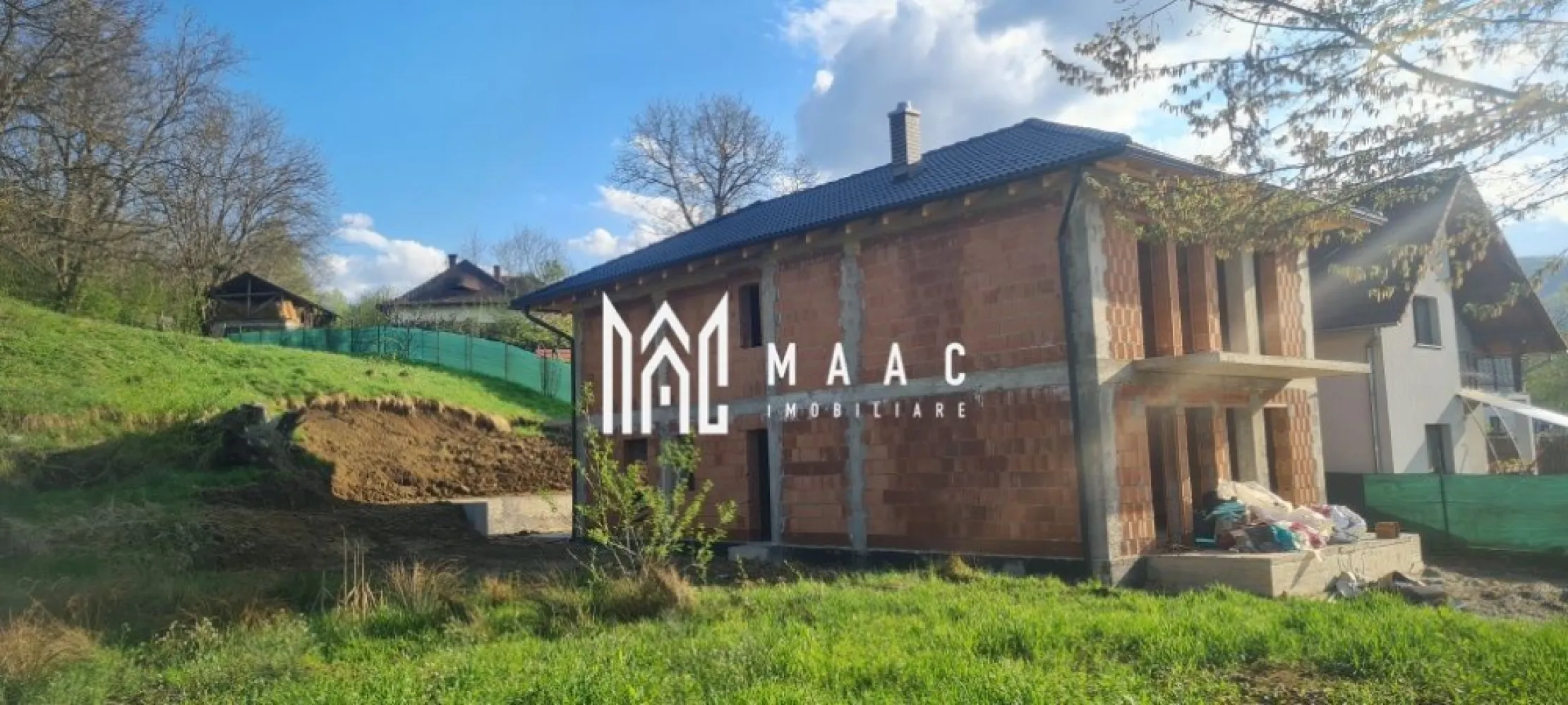 Casă de vânzare | 160 Mp | Cisnadie - MAAC Imobiliare vă oferă spre vânzare o casă individuală deosebită, situată într-o zonă frumoasă și liniștită din Cisnădie, cu un peisaj natural superb și un ambient ideal pentru familie.
Această proprietate se remarcă prin calitatea construcției, compartimentarea inteligentă și suprafața generoasă a terenului.

 Suprafață utilă: aprox. 160 mp
 Teren total: 925 mp
 Amprentă la sol: 100 mp
 Regim de înălțime: P + 1 + Pod (placă de beton)

 Compartimentare eficientă și bine gândită:

Parter:

Living spațios și luminos
Bucătărie separată
Cămară

Cameră tehnică

Dressing
Baie
Terasă + balcon

Etaj:

Dormitor matrimonial cu baie proprie și balcon
Două dormitoare secundare, fiecare cu balcon

Baie comună
Dressing

Pod:
Pod cu placă de beton – ideal pentru spațiu de depozitare

- Alte beneficii:

Teren împrejmuit complet, cu nuc matur în grădină – un element natural valoros și estetic
Casă construită cu materiale de cea mai bună calitate, conform unui proiect profesionist, bazat pe standarde moderne de durabilitate și eficiență
Facturi și certificate de calitate disponibile pentru toate materialele utilizate: cărămidă, beton, fier-beton, tiglă, coș de fum, sistem pluvial etc.
Documentație completă, inclusiv poze din fiecare etapă a construcției – se poate verifica clar utilizarea materialelor

Locație: Cisnădie – zonă rezidențială liniștită

Situată într-o zonă de case, ferită de aglomerație, dar cu acces facil către Sibiu, această locuință este ideală pentru cei care caută un stil de viață confortabil, în natură, dar aproape de oraș.

📞 Pentru mai multe detalii sau pentru a programa o vizionare, te rugăm să ne contactezi, menționând ID: CP2661384