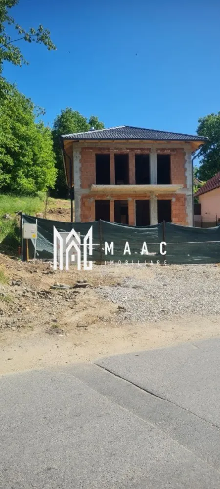 Casă de vânzare | 160 Mp | Cisnadie - MAAC Imobiliare vă oferă spre vânzare o casă individuală deosebită, situată într-o zonă frumoasă și liniștită din Cisnădie, cu un peisaj natural superb și un ambient ideal pentru familie.
Această proprietate se remarcă prin calitatea construcției, compartimentarea inteligentă și suprafața generoasă a terenului.

 Suprafață utilă: aprox. 160 mp
 Teren total: 925 mp
 Amprentă la sol: 100 mp
 Regim de înălțime: P + 1 + Pod (placă de beton)

 Compartimentare eficientă și bine gândită:

Parter:

Living spațios și luminos
Bucătărie separată
Cămară

Cameră tehnică

Dressing
Baie
Terasă + balcon

Etaj:

Dormitor matrimonial cu baie proprie și balcon
Două dormitoare secundare, fiecare cu balcon

Baie comună
Dressing

Pod:
Pod cu placă de beton – ideal pentru spațiu de depozitare

- Alte beneficii:

Teren împrejmuit complet, cu nuc matur în grădină – un element natural valoros și estetic
Casă construită cu materiale de cea mai bună calitate, conform unui proiect profesionist, bazat pe standarde moderne de durabilitate și eficiență
Facturi și certificate de calitate disponibile pentru toate materialele utilizate: cărămidă, beton, fier-beton, tiglă, coș de fum, sistem pluvial etc.
Documentație completă, inclusiv poze din fiecare etapă a construcției – se poate verifica clar utilizarea materialelor

Locație: Cisnădie – zonă rezidențială liniștită

Situată într-o zonă de case, ferită de aglomerație, dar cu acces facil către Sibiu, această locuință este ideală pentru cei care caută un stil de viață confortabil, în natură, dar aproape de oraș.

📞 Pentru mai multe detalii sau pentru a programa o vizionare, te rugăm să ne contactezi, menționând ID: CP2661384
