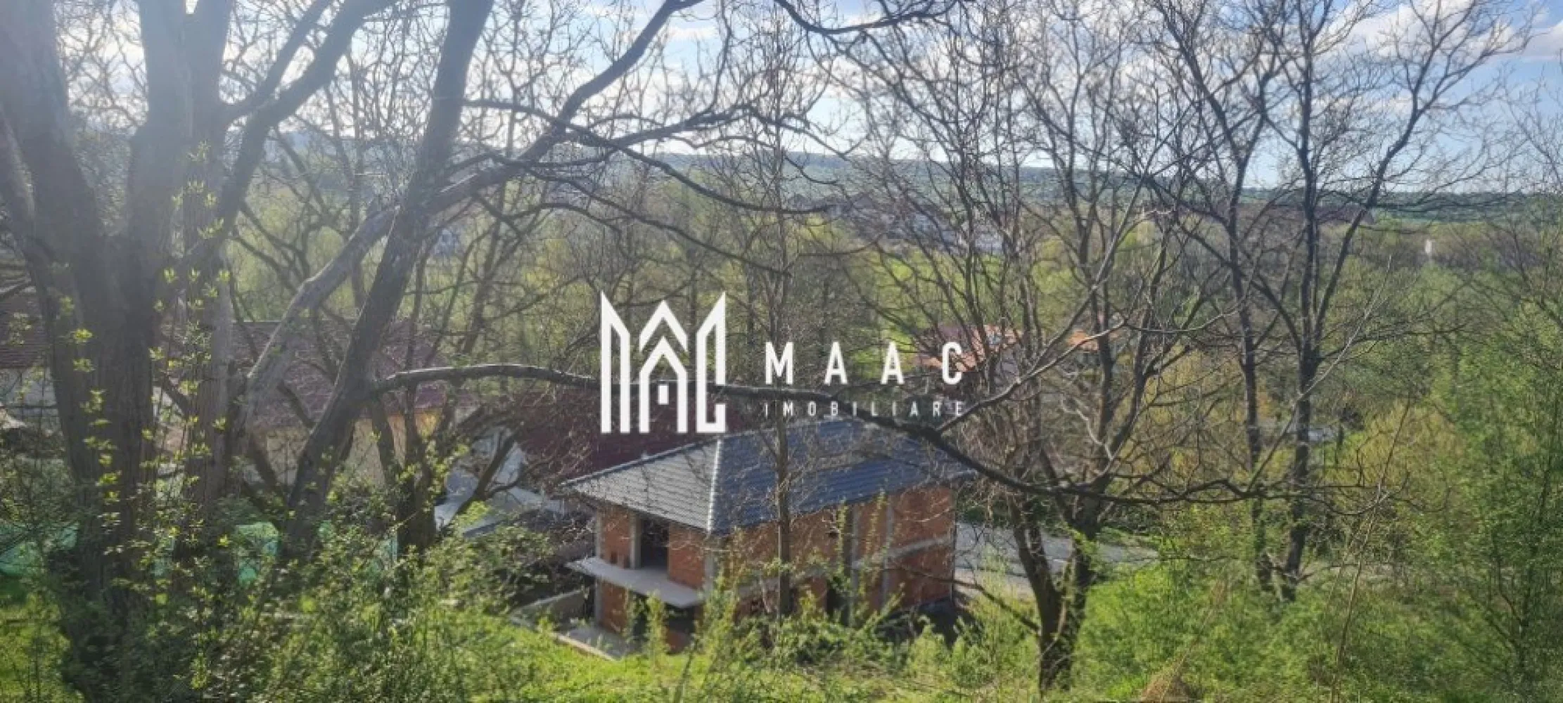 Casă de vânzare | 160 Mp | Cisnadie - MAAC Imobiliare vă oferă spre vânzare o casă individuală deosebită, situată într-o zonă frumoasă și liniștită din Cisnădie, cu un peisaj natural superb și un ambient ideal pentru familie.
Această proprietate se remarcă prin calitatea construcției, compartimentarea inteligentă și suprafața generoasă a terenului.

 Suprafață utilă: aprox. 160 mp
 Teren total: 925 mp
 Amprentă la sol: 100 mp
 Regim de înălțime: P + 1 + Pod (placă de beton)

 Compartimentare eficientă și bine gândită:

Parter:

Living spațios și luminos
Bucătărie separată
Cămară

Cameră tehnică

Dressing
Baie
Terasă + balcon

Etaj:

Dormitor matrimonial cu baie proprie și balcon
Două dormitoare secundare, fiecare cu balcon

Baie comună
Dressing

Pod:
Pod cu placă de beton – ideal pentru spațiu de depozitare

- Alte beneficii:

Teren împrejmuit complet, cu nuc matur în grădină – un element natural valoros și estetic
Casă construită cu materiale de cea mai bună calitate, conform unui proiect profesionist, bazat pe standarde moderne de durabilitate și eficiență
Facturi și certificate de calitate disponibile pentru toate materialele utilizate: cărămidă, beton, fier-beton, tiglă, coș de fum, sistem pluvial etc.
Documentație completă, inclusiv poze din fiecare etapă a construcției – se poate verifica clar utilizarea materialelor

Locație: Cisnădie – zonă rezidențială liniștită

Situată într-o zonă de case, ferită de aglomerație, dar cu acces facil către Sibiu, această locuință este ideală pentru cei care caută un stil de viață confortabil, în natură, dar aproape de oraș.

📞 Pentru mai multe detalii sau pentru a programa o vizionare, te rugăm să ne contactezi, menționând ID: CP2661384