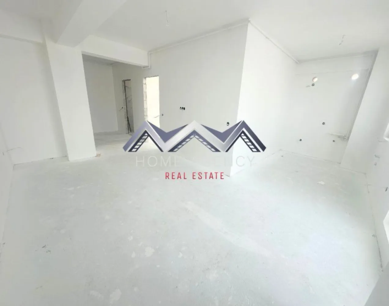 Apartament 2 camere Otopeni - bucătărie retrasă, parcare - Vă propunem, spre vânzare, un apartament cu 2 camere și bucătărie retrasă (se poate închide dacă se dorește), situat într-un ansamblu rezidențial nou din Otopeni, un proiect aflat în plină dezvoltare și conceput pentru confort, funcționalitate și un stil de viață echilibrat. Localizarea excelentă, cu acces rapid către DN1, Aeroport, Centură, București și către principalele puncte de interes din Nordul Capitalei, transformă această locuință într-o alegere potrivită atât pentru rezidență permanentă, cât și pentru investiție.

Această variantă de compartimentare se remarcă printr-o organizare eficientă a spațiilor, oferind o bucătărie retrasă și complet separată de zona de zi. Holuri generoase permit integrarea unor spații suplimentare de depozitare, contribuind la un confort ridicat zi cu zi. 

Apartamentele se predau "la cheie", cu finisaje moderne incluse, astfel încât viitorii proprietari să se bucure de o locuință complet funcțională încă din prima zi. Baia este echipată cu gresie, faianță și obiecte sanitare, iar centrala termică proprie asigură independență și flexibilitate în gestionarea consumului. Fiecare unitate este proiectată pentru a oferi confort pe termen lung și un stil de viață echilibrat. 

Imobilul se predă racordat la toate utilitățile publice. Disponibilitate multiplă, inclusiv la demisol (preț mai avantajos).

Prețul include un loc de parcare propriu, un avantaj ideal. Achiziția se face direct de la dezvoltator, cu comision zero, iar prețul afișat nu include TVA.

Pentru planurile detaliate, informații complete despre compartimentare sau pentru programarea unei vizite pe șantier, echipa noastră de vânzări îți stă la dispoziție. Sună acum!