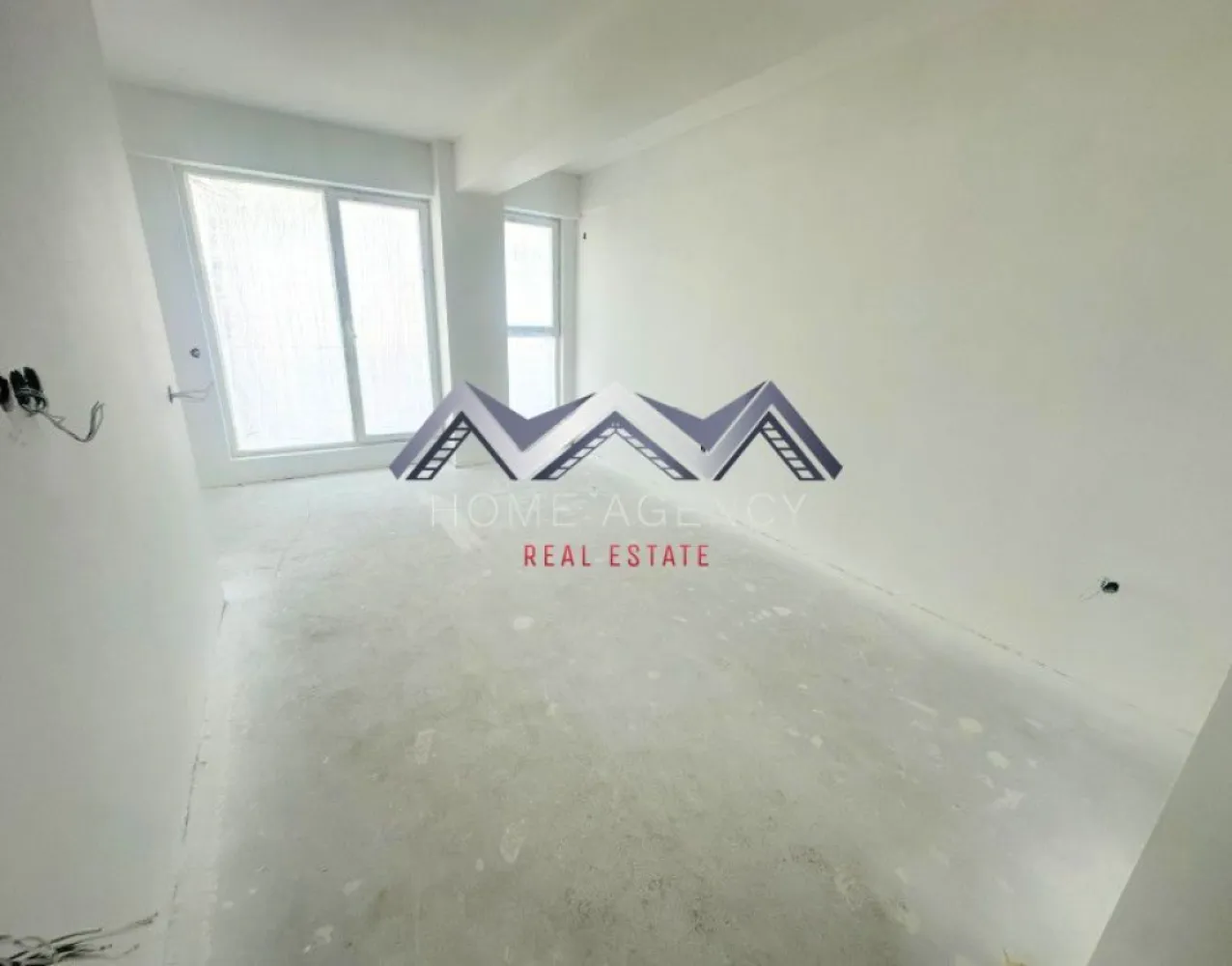 Apartament 2 camere Otopeni - bucătărie retrasă, parcare - Vă propunem, spre vânzare, un apartament cu 2 camere și bucătărie retrasă (se poate închide dacă se dorește), situat într-un ansamblu rezidențial nou din Otopeni, un proiect aflat în plină dezvoltare și conceput pentru confort, funcționalitate și un stil de viață echilibrat. Localizarea excelentă, cu acces rapid către DN1, Aeroport, Centură, București și către principalele puncte de interes din Nordul Capitalei, transformă această locuință într-o alegere potrivită atât pentru rezidență permanentă, cât și pentru investiție.

Această variantă de compartimentare se remarcă printr-o organizare eficientă a spațiilor, oferind o bucătărie retrasă și complet separată de zona de zi. Holuri generoase permit integrarea unor spații suplimentare de depozitare, contribuind la un confort ridicat zi cu zi. 

Apartamentele se predau "la cheie", cu finisaje moderne incluse, astfel încât viitorii proprietari să se bucure de o locuință complet funcțională încă din prima zi. Baia este echipată cu gresie, faianță și obiecte sanitare, iar centrala termică proprie asigură independență și flexibilitate în gestionarea consumului. Fiecare unitate este proiectată pentru a oferi confort pe termen lung și un stil de viață echilibrat. 

Imobilul se predă racordat la toate utilitățile publice. Disponibilitate multiplă, inclusiv la demisol (preț mai avantajos).

Prețul include un loc de parcare propriu, un avantaj ideal. Achiziția se face direct de la dezvoltator, cu comision zero, iar prețul afișat nu include TVA.

Pentru planurile detaliate, informații complete despre compartimentare sau pentru programarea unei vizite pe șantier, echipa noastră de vânzări îți stă la dispoziție. Sună acum!