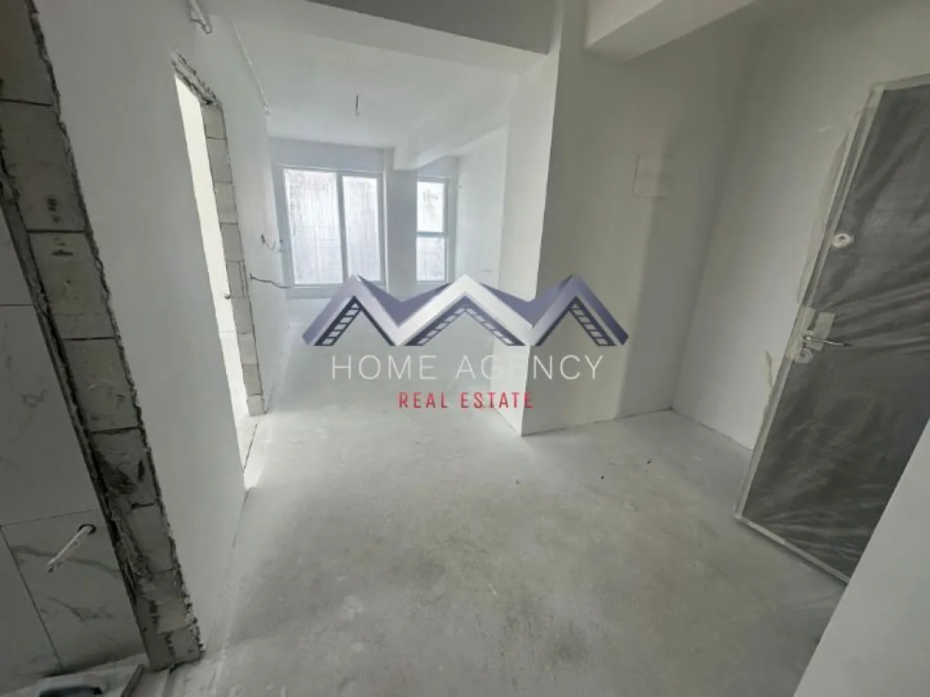 Apartament 2 camere Otopeni - bucătărie retrasă, parcare - Vă propunem, spre vânzare, un apartament cu 2 camere și bucătărie retrasă (se poate închide dacă se dorește), situat într-un ansamblu rezidențial nou din Otopeni, un proiect aflat în plină dezvoltare și conceput pentru confort, funcționalitate și un stil de viață echilibrat. Localizarea excelentă, cu acces rapid către DN1, Aeroport, Centură, București și către principalele puncte de interes din Nordul Capitalei, transformă această locuință într-o alegere potrivită atât pentru rezidență permanentă, cât și pentru investiție.

Această variantă de compartimentare se remarcă printr-o organizare eficientă a spațiilor, oferind o bucătărie retrasă și complet separată de zona de zi. Holuri generoase permit integrarea unor spații suplimentare de depozitare, contribuind la un confort ridicat zi cu zi. 

Apartamentele se predau "la cheie", cu finisaje moderne incluse, astfel încât viitorii proprietari să se bucure de o locuință complet funcțională încă din prima zi. Baia este echipată cu gresie, faianță și obiecte sanitare, iar centrala termică proprie asigură independență și flexibilitate în gestionarea consumului. Fiecare unitate este proiectată pentru a oferi confort pe termen lung și un stil de viață echilibrat. 

Imobilul se predă racordat la toate utilitățile publice. Disponibilitate multiplă, inclusiv la demisol (preț mai avantajos).

Prețul include un loc de parcare propriu, un avantaj ideal. Achiziția se face direct de la dezvoltator, cu comision zero, iar prețul afișat nu include TVA.

Pentru planurile detaliate, informații complete despre compartimentare sau pentru programarea unei vizite pe șantier, echipa noastră de vânzări îți stă la dispoziție. Sună acum!