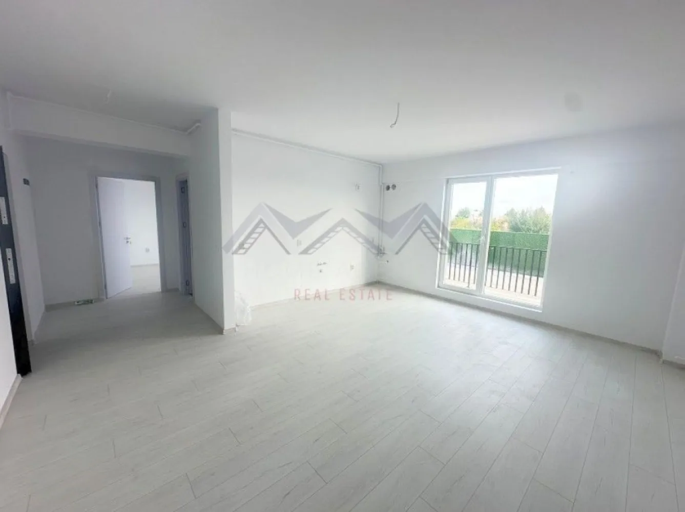 Apartament 2 camere 50 mp | Otopeni central | comision 0 - Achiziția se realizează direct de la dezvoltator, fără perceperea vreunui comision din partea cumpărătorului. Oferim consultanță gratuită pe întreaga durată a procesului de achiziție, asigurând suport specializat la fiecare etapă. De asemenea, la solicitare, punem la dispoziție servicii de brokeraj financiar, fără costuri suplimentare, pentru identificarea celor mai avantajoase soluții de finanțare adaptate nevoilor dumneavoastră.

Vă prezentăm, spre vânzare, un apartament modern cu 2 camere foarte spațios, ce dispune de 50.30 mp utili și un balcon generos de 4.80 mp, ideal pentru momente de relaxare. Compartimentarea este practică și eficientă. Luminozitatea naturală este asigurată pe tot parcursul zilei datorită orientării avantajoase pe Sud, iar apartamentul se diferențiază prin designul aerisit și bine proporționat.

Apartamentul este disponibil la parter (înalt), în cadrul unui bloc cu regim de înălțime redus (D+P+3r), situat în zona centrală a orașului Otopeni. Accesul în complex este securizat prin barieră, ceea ce conferă siguranță și liniște viitorilor proprietari. Chiar la intrarea în complex existând o stație de autobuz (Linia Albastră), iar în imediata vecinătate regăsiți Mega Image non-stop, Lidl, Penny, precum și proiecte comerciale importante în dezvoltare. De asemenea, accesul către Centura Bucureștiului, DN1, Aeroportul Henri Coandă și zona Pipera este rapid și facil.

Acest apartament reprezintă o oportunitate unică pentru cei care își doresc o locuință practică, modernă și bine amplasată într-o zonă aflată în continuă dezvoltare.

Prețul afișat include 1 loc de parcare, nu include TVA.

📞 Programează acum o vizionare!