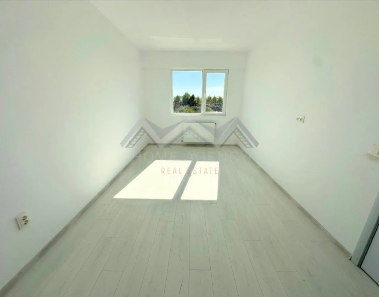 Apartament 2 camere 50 mp | Otopeni central | comision 0 - Achiziția se realizează direct de la dezvoltator, fără perceperea vreunui comision din partea cumpărătorului. Oferim consultanță gratuită pe întreaga durată a procesului de achiziție, asigurând suport specializat la fiecare etapă. De asemenea, la solicitare, punem la dispoziție servicii de brokeraj financiar, fără costuri suplimentare, pentru identificarea celor mai avantajoase soluții de finanțare adaptate nevoilor dumneavoastră.

Vă prezentăm, spre vânzare, un apartament modern cu 2 camere foarte spațios, ce dispune de 50.30 mp utili și un balcon generos de 4.80 mp, ideal pentru momente de relaxare. Compartimentarea este practică și eficientă. Luminozitatea naturală este asigurată pe tot parcursul zilei datorită orientării avantajoase pe Sud, iar apartamentul se diferențiază prin designul aerisit și bine proporționat.

Apartamentul este disponibil la parter (înalt), în cadrul unui bloc cu regim de înălțime redus (D+P+3r), situat în zona centrală a orașului Otopeni. Accesul în complex este securizat prin barieră, ceea ce conferă siguranță și liniște viitorilor proprietari. Chiar la intrarea în complex existând o stație de autobuz (Linia Albastră), iar în imediata vecinătate regăsiți Mega Image non-stop, Lidl, Penny, precum și proiecte comerciale importante în dezvoltare. De asemenea, accesul către Centura Bucureștiului, DN1, Aeroportul Henri Coandă și zona Pipera este rapid și facil.

Acest apartament reprezintă o oportunitate unică pentru cei care își doresc o locuință practică, modernă și bine amplasată într-o zonă aflată în continuă dezvoltare.

Prețul afișat include 1 loc de parcare, nu include TVA.

📞 Programează acum o vizionare!