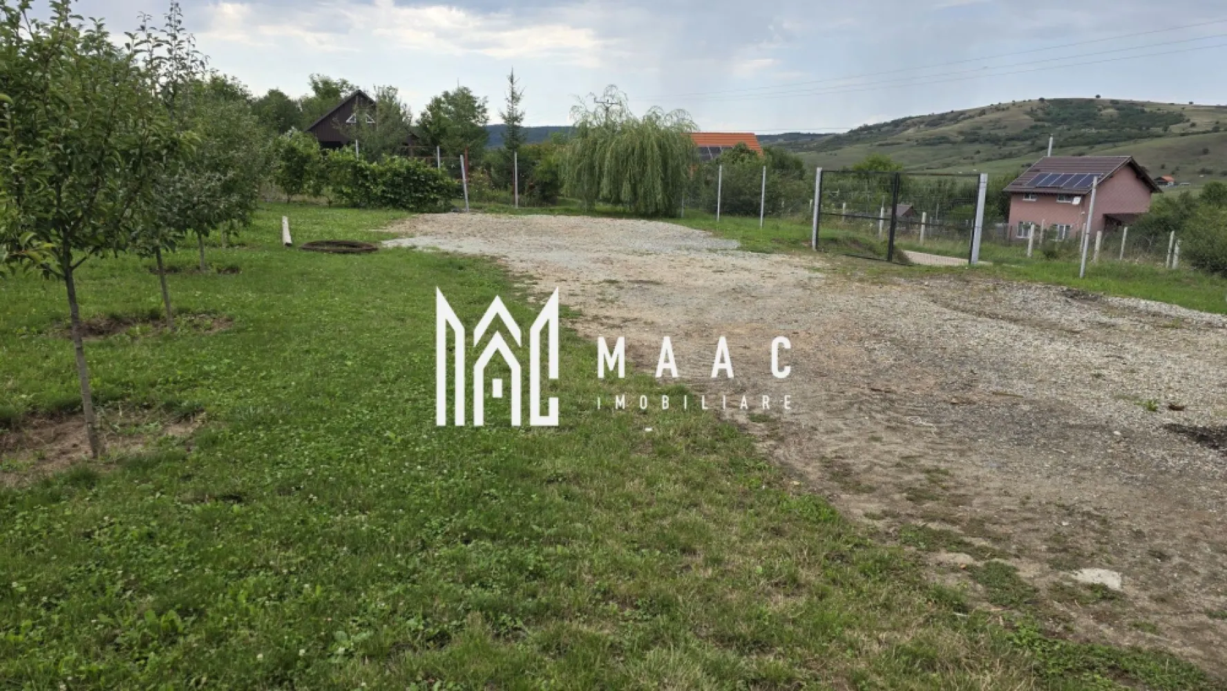 Teren Intravilan | 670 Mp | Daia - MACC Imobiliare vă oferă spre vânzare un teren intravilan situat într-o zonă deosebită, în Daia, comuna Roșia, la doar 15 minute de Sibiu.

-Suprafață teren: 670 mp
- Dimensiuni: 27,2 m x 24 m
- Acces: la două drumuri
- Împrejmuit, cu poartă de acces de 5 metri

 Amenajări existente:

-Aproximativ 30 de pomi fructiferi (diverse soiuri, cu vârsta de 4–5 ani)

-Viță de vie plantată pe două laturi ale terenului

- Zona: liniștită, cu case și cabane construite în apropiere
- Priveliște superbă, într-o zonă în continuă dezvoltare

Acest teren este ideal pentru construirea unei case de vacanță sau a unei locuințe permanente, într-un cadru natural relaxant, dar cu acces facil către Sibiu.

 Pentru mai multe detalii, te rugăm să ne contactezi, menționând ID:CP2658173