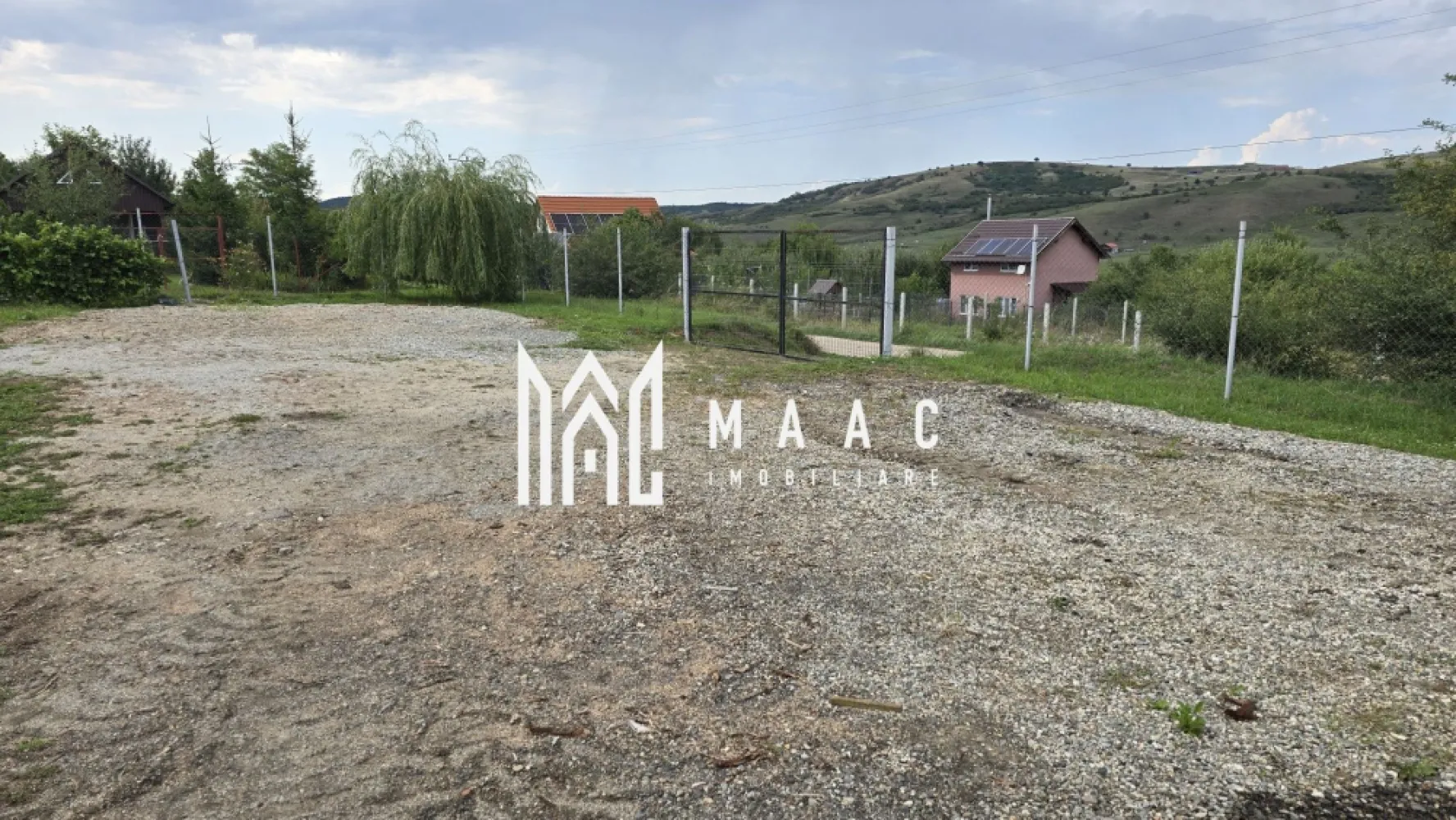 Teren Intravilan | 670 Mp | Daia - MACC Imobiliare vă oferă spre vânzare un teren intravilan situat într-o zonă deosebită, în Daia, comuna Roșia, la doar 15 minute de Sibiu.

-Suprafață teren: 670 mp
- Dimensiuni: 27,2 m x 24 m
- Acces: la două drumuri
- Împrejmuit, cu poartă de acces de 5 metri

 Amenajări existente:

-Aproximativ 30 de pomi fructiferi (diverse soiuri, cu vârsta de 4–5 ani)

-Viță de vie plantată pe două laturi ale terenului

- Zona: liniștită, cu case și cabane construite în apropiere
- Priveliște superbă, într-o zonă în continuă dezvoltare

Acest teren este ideal pentru construirea unei case de vacanță sau a unei locuințe permanente, într-un cadru natural relaxant, dar cu acces facil către Sibiu.

 Pentru mai multe detalii, te rugăm să ne contactezi, menționând ID:CP2658173
