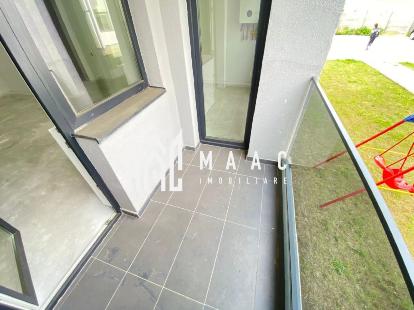 Apartament 3 camere | 2 Băi | 2 Balcoane | Încălzire în pardoseală | Șelimbăr - Maac Imobiliare prezintă spre vânzare un apartament modern cu 3 camere, situat în zona Selimbăr, într-un bloc nou, cu regim de înălțime redus și finisaje de calitate.

📐 Suprafață utilă: 68.4 mp
🛏️ Compartimentare eficientă: living cu bucătărie open-space (există posibilitatea închiderii bucătăriei), 2 dormitoare, 2 băi (una cu geam), 2 balcoane finisate.
🌡️ Încălzire: în pardoseală, cu centrală termică proprie.
🪟 Predare: la alb, exact ca în poze – un avantaj pentru cei care vor să-și personalizeze locuința după propriul gust.
🚗 Loc de parcare: inclus în preț.

Apartamentul este intabulat și se poate achiziționa atât cash, cât și prin credit bancar.

✅ Poziționat la parter înalt, apartamentul este ideal pentru familii sau persoane care doresc un spațiu bine compartimentat, într-o zonă liniștită, cu acces rapid către Sibiu.

📍Nu rata ocazia de a locui într-un imobil nou, cu facilități moderne !

Pentru mai multe informații și programări la vizionare, vă rugăm să menționați ID anunț: CP2541077