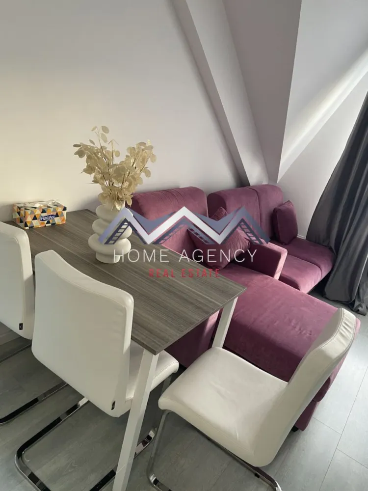 Apartament 3 camere Otopeni - Vă propunem, spre închirere, un apartament cu 3 camere, complet mobilat și utilat, situat la etajul 4/4, într-un bloc nou, cu lift, din Otopeni, cu acces facil către magazine (Lidl și Mega Image la 1 minut de mers pe jos, Penny în proximitate), restaurante, farmacii, stație de autobuz la nici 2 minute de mers pe jos, terenuri de tenis, benzinărie, Aeroport, DN1 etc.

Apartamentul este foarte luminos, foarte spațios și foarte bine compartimentat, având un living și un hol foarte generos, o bucătărie închisă, două dormitoare (unul cu acces spre balcon) și două băi (o baie cu cadă și un WC de serviciu). Beneficiază de 1 loc de parcare și de multiple spații de depozitare.

Programează-te acum pentru o vizionare!

Dacă aveți o proprietate de vânzare/închiriere sau sunteți interesați de o proprietate aflată în portofoliul agenției noastre, vă rugăm să ne contactați la numărul de telefon din anunț sau pe adresa de email contact@homeagency.ro.