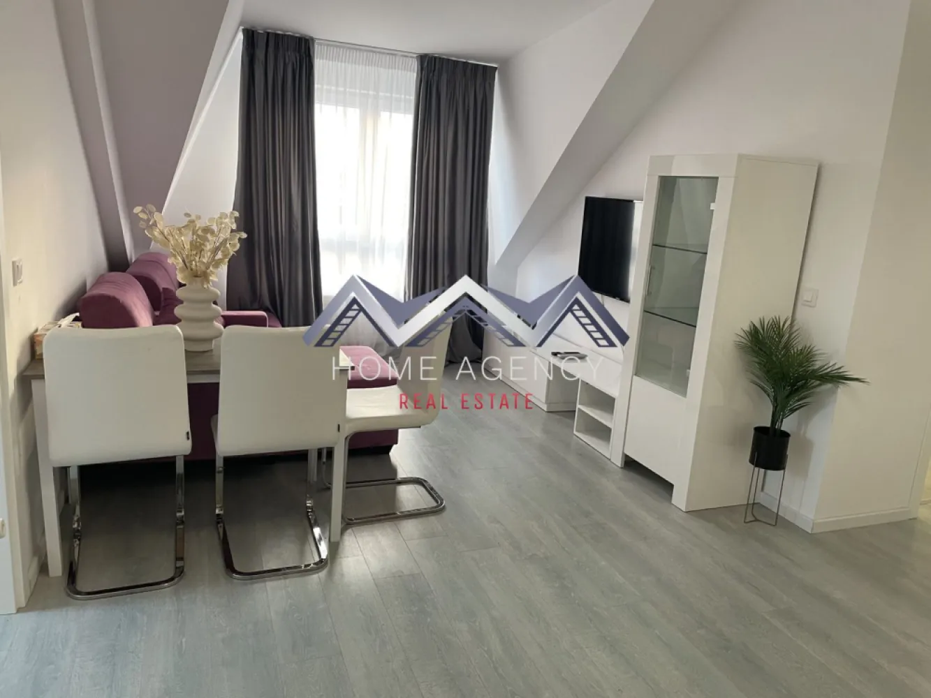 Apartament 3 camere Otopeni - Vă propunem, spre închirere, un apartament cu 3 camere, complet mobilat și utilat, situat la etajul 4/4, într-un bloc nou, cu lift, din Otopeni, cu acces facil către magazine (Lidl și Mega Image la 1 minut de mers pe jos, Penny în proximitate), restaurante, farmacii, stație de autobuz la nici 2 minute de mers pe jos, terenuri de tenis, benzinărie, Aeroport, DN1 etc.

Apartamentul este foarte luminos, foarte spațios și foarte bine compartimentat, având un living și un hol foarte generos, o bucătărie închisă, două dormitoare (unul cu acces spre balcon) și două băi (o baie cu cadă și un WC de serviciu). Beneficiază de 1 loc de parcare și de multiple spații de depozitare.

Programează-te acum pentru o vizionare!

Dacă aveți o proprietate de vânzare/închiriere sau sunteți interesați de o proprietate aflată în portofoliul agenției noastre, vă rugăm să ne contactați la numărul de telefon din anunț sau pe adresa de email contact@homeagency.ro.