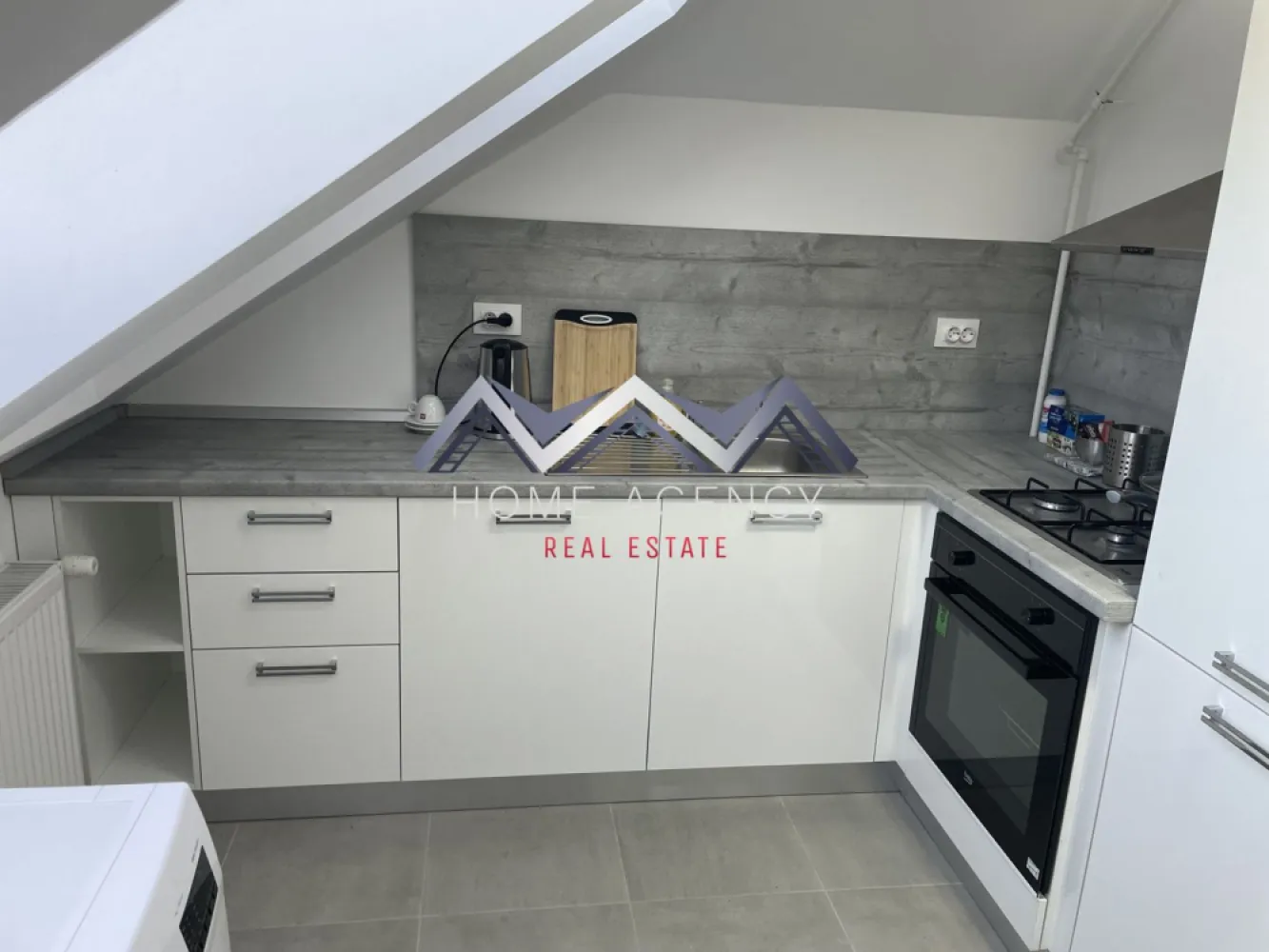Apartament 3 camere Otopeni - Vă propunem, spre închirere, un apartament cu 3 camere, complet mobilat și utilat, situat la etajul 4/4, într-un bloc nou, cu lift, din Otopeni, cu acces facil către magazine (Lidl și Mega Image la 1 minut de mers pe jos, Penny în proximitate), restaurante, farmacii, stație de autobuz la nici 2 minute de mers pe jos, terenuri de tenis, benzinărie, Aeroport, DN1 etc.

Apartamentul este foarte luminos, foarte spațios și foarte bine compartimentat, având un living și un hol foarte generos, o bucătărie închisă, două dormitoare (unul cu acces spre balcon) și două băi (o baie cu cadă și un WC de serviciu). Beneficiază de 1 loc de parcare și de multiple spații de depozitare.

Programează-te acum pentru o vizionare!

Dacă aveți o proprietate de vânzare/închiriere sau sunteți interesați de o proprietate aflată în portofoliul agenției noastre, vă rugăm să ne contactați la numărul de telefon din anunț sau pe adresa de email contact@homeagency.ro.