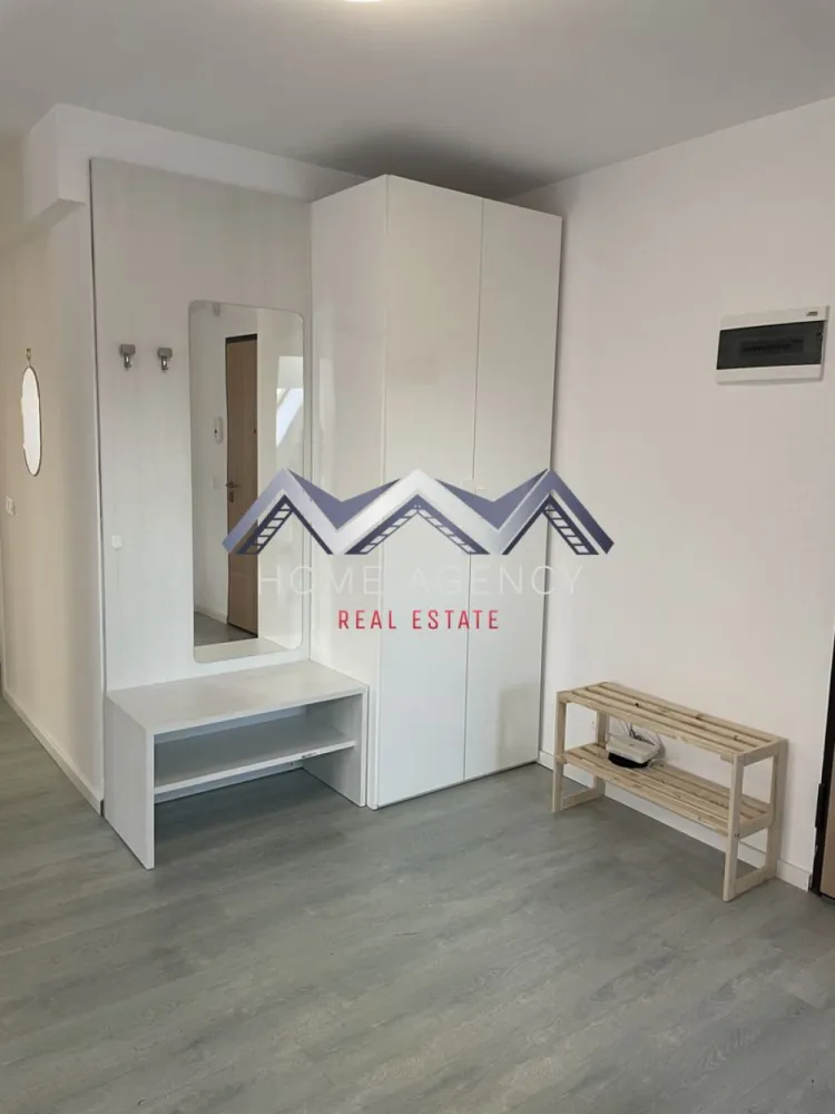 Apartament 3 camere Otopeni - Vă propunem, spre închirere, un apartament cu 3 camere, complet mobilat și utilat, situat la etajul 4/4, într-un bloc nou, cu lift, din Otopeni, cu acces facil către magazine (Lidl și Mega Image la 1 minut de mers pe jos, Penny în proximitate), restaurante, farmacii, stație de autobuz la nici 2 minute de mers pe jos, terenuri de tenis, benzinărie, Aeroport, DN1 etc.

Apartamentul este foarte luminos, foarte spațios și foarte bine compartimentat, având un living și un hol foarte generos, o bucătărie închisă, două dormitoare (unul cu acces spre balcon) și două băi (o baie cu cadă și un WC de serviciu). Beneficiază de 1 loc de parcare și de multiple spații de depozitare.

Programează-te acum pentru o vizionare!

Dacă aveți o proprietate de vânzare/închiriere sau sunteți interesați de o proprietate aflată în portofoliul agenției noastre, vă rugăm să ne contactați la numărul de telefon din anunț sau pe adresa de email contact@homeagency.ro.