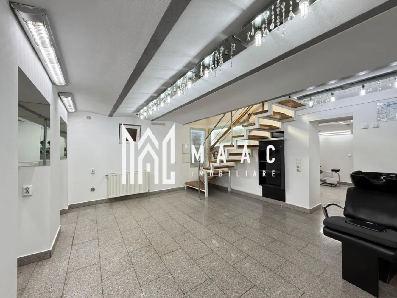 Spatiu comercial | Renovat | VAD | Ultracentral - MAAC Imobiliare ofera spre vanzare spatiu pretabil pentru activitati comerciale, complet renovat, in zona Ultracentrala.

Spatiul este compartimentat astfel: 2 incaperi spatioase + un spatiu de depozitare- la parter si 2 incaperi, o pivnita si un grup sanitar- la demisol.

Incalzirea se face cu centrala proprie si calorifere. In fiecare incapere este montata instalatie de aer conditionat pentru rece/ cald.

Spatiul beneficiaza de sistem de ventilatie, iar intreaga retea de canalizare a fost schimbata pentru toata cladirea.

Structura cladirii este din caramida de 60cm.

La demisol spatiul este uscat si luminos.

Cladirea nu este monument istoric, iar destinatia spatiului este comerciala.

Disponibilitate imediata.

Pentru mai multe detalii va rugam specificati telefonic: CP2655027
