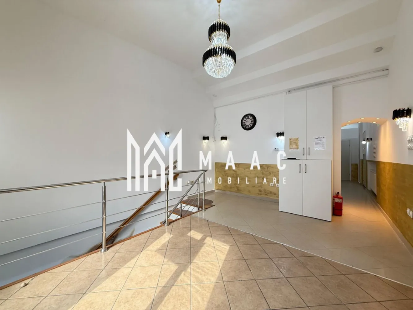 Spatiu comercial | Renovat | VAD | Ultracentral - MAAC Imobiliare ofera spre vanzare spatiu pretabil pentru activitati comerciale, complet renovat, in zona Ultracentrala.

Spatiul este compartimentat astfel: 2 incaperi spatioase + un spatiu de depozitare- la parter si 2 incaperi, o pivnita si un grup sanitar- la demisol.

Incalzirea se face cu centrala proprie si calorifere. In fiecare incapere este montata instalatie de aer conditionat pentru rece/ cald.

Spatiul beneficiaza de sistem de ventilatie, iar intreaga retea de canalizare a fost schimbata pentru toata cladirea.

Structura cladirii este din caramida de 60cm.

La demisol spatiul este uscat si luminos.

Cladirea nu este monument istoric, iar destinatia spatiului este comerciala.

Disponibilitate imediata.

Pentru mai multe detalii va rugam specificati telefonic: CP2655027